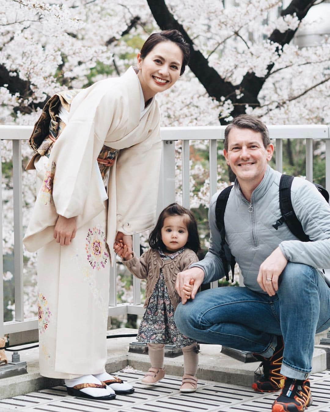 大橋菜央さんのインスタグラム写真 - (大橋菜央Instagram)「Hanami family pic taken by a gentle taxi driver🚖❣️ . . . “ご家族👨‍👩‍👧？シャッターおしましょうか？”と 優しく声をかけて下さったタクシーの運転手さん🚕 . 写真撮るのうまっ‼️ . 花見のいい記念になりました🌸🙏✨ . . . #今回は #安定の #たれ眉 #お花見 #お花見2019 #arkhills #アークヒルズ #都会の穴場 #桜スポット#お着物 #赤ちゃんのいる暮らし #生後13ヶ月 #1歳1ヶ月 #miababyliving」3月31日 12時46分 - naoliving