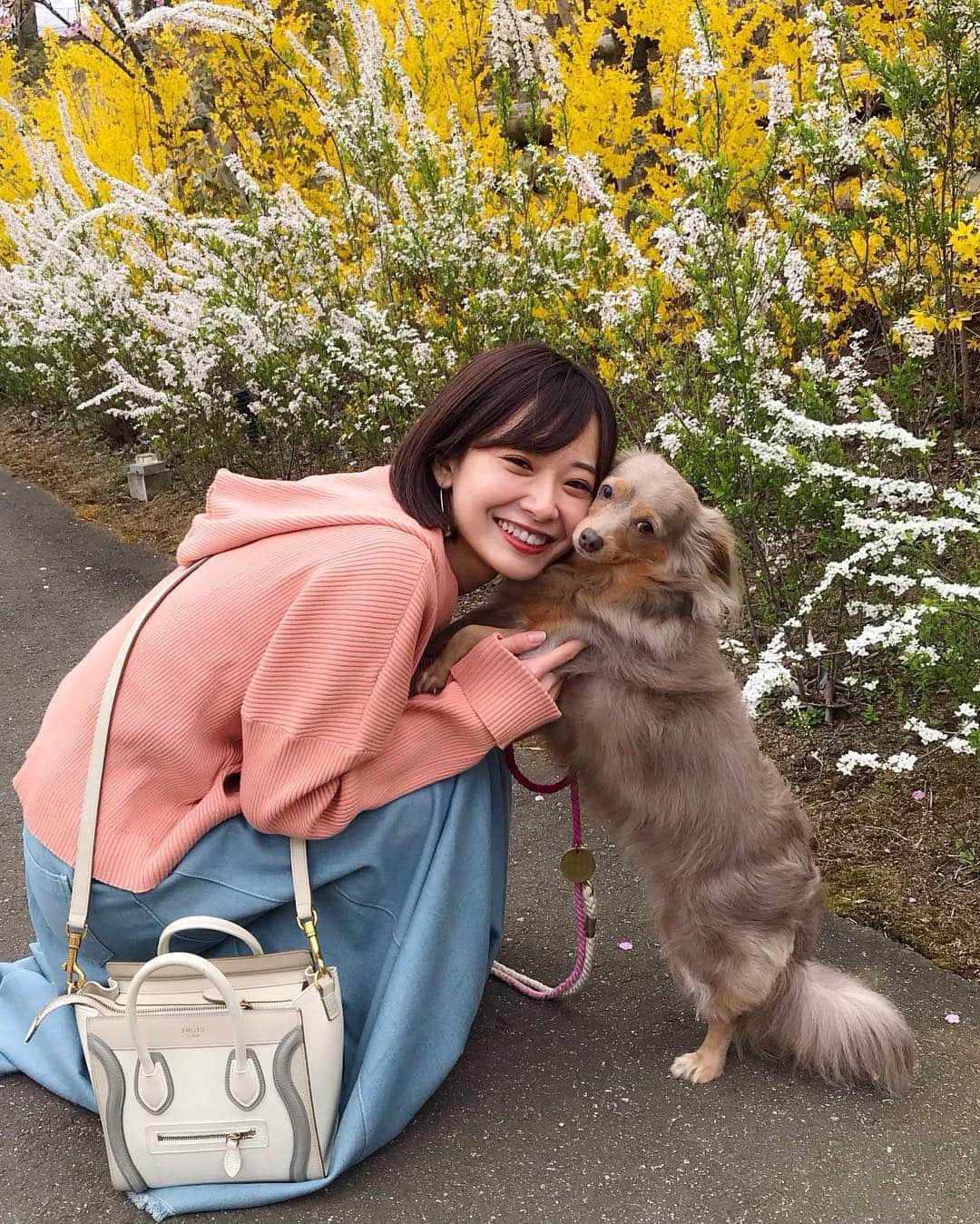 西川瑞希（みずきてぃ）さんのインスタグラム写真 - (西川瑞希（みずきてぃ）Instagram)「ぎゅ♡♡♡なかよし♡♡♡ . #お洋服は @cheriemona_official #フーディー #デニムスカート #春コーデ #楽ちんコーデ #ティアちゃん #愛犬 #チワックス」3月31日 12時46分 - mizuki_nishikawa_