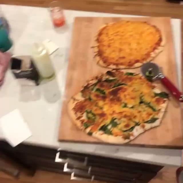 マイケル・グラント・テリーのインスタグラム：「Homemade #pizza night! #perfection #food #love」