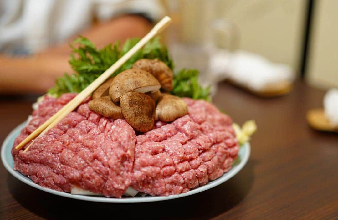 ロシアン佐藤のインスタグラム：「先日、両国にある #ふじ芳 さんで名物のうずら鍋を。 コースのお料理なんでもほっこり美味しかった☺️✨❤️ 特に煮物の丁寧さはなんかいいなあってなるやつで、ひとつずつ素材の味を楽しめるのもよかった！ うずらは初めて食べた？けど、つくねになった身はコリコリとぷりぷりと美味しかったです。  特に変な癖もなく食べやすい👼  カウンター席もあってフラーっといけたら素敵な大人の仲間入りだな、と思いながらお店のお母さんにさよならしました。 締めの雑炊頼み過ぎて、滅茶心配されましたがまるっと完食したからまた沢山食べに行きます👐✨ #うずら #うずら鍋 #ふじ芳 #両国 #両国グルメ」