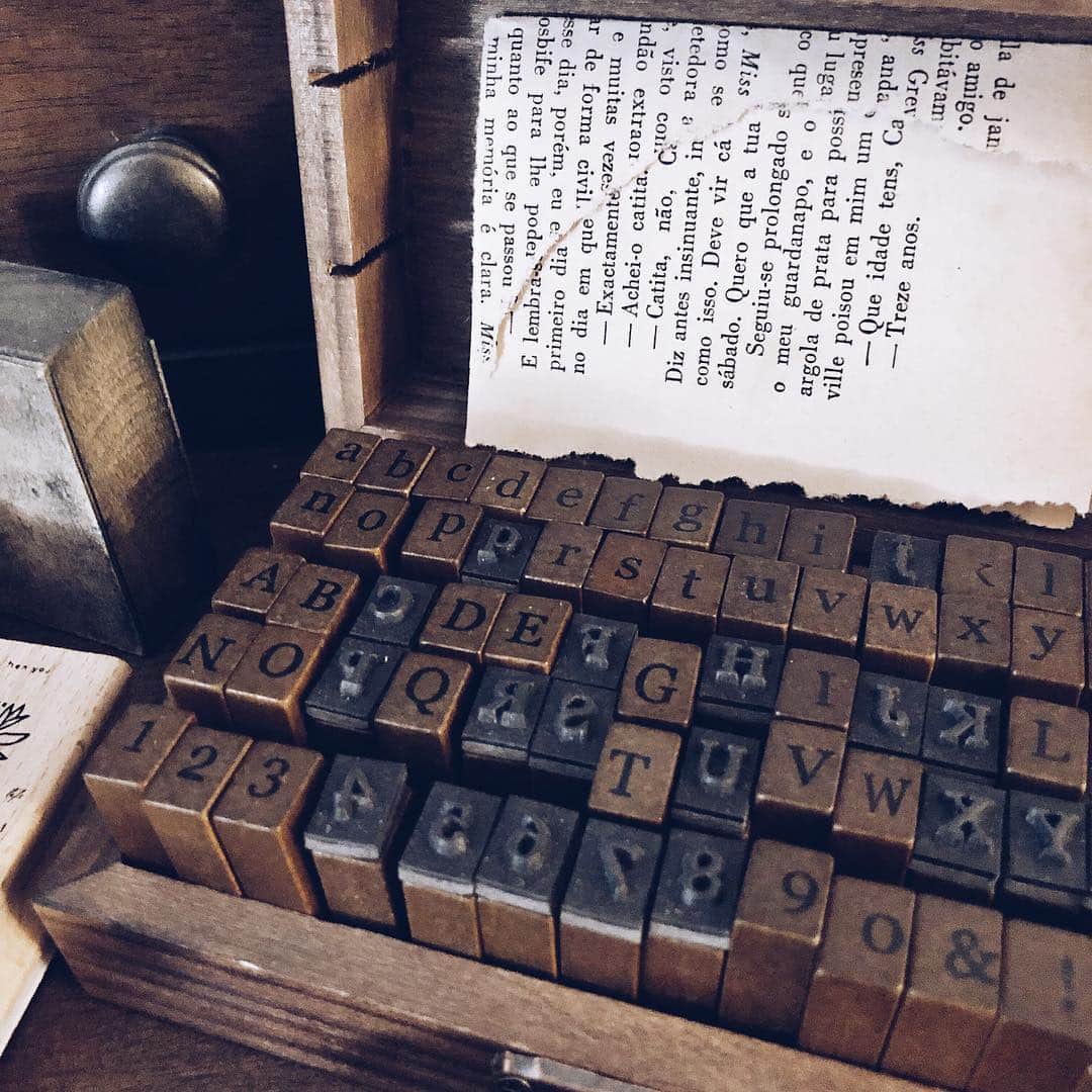 Catharine Mi-Sookさんのインスタグラム写真 - (Catharine Mi-SookInstagram)「It’s another rainy day here and I’m thankful for the renewal and rest. The last few weeks have been nonstop go-go-go and having a couple days to recuperate has been overdue and needed. I don’t realize how much piles up internally when this busy modern life is up in high gear, and when the calm suddenly ushers in, sometimes it all pours out like rain too. Maybe that’s why rainy days soothe and resonate, and why I love them so. . . . On my desk: Model 28 Libertas fountain pen @franklinchristoph. Foundlings Companion Size Journal, Mini Sendak & Drafter Pouch @pegandawl. Wooden Toolcomb Pen Holder @galen_leather. . . . #journaling #creativejournal #dailyjournal #franklinchristoph #fountainpens #penmanship #pegandawl #leatherjournal #waxedcanvas #galenleather #creativejournaling #handsinframe #onmydesk #quillpen #creativespace #flatlays #flatlaystyle #flatlayinspo #lamy #woodenstamps #scrapbooking #scrapbookinglayout #abmcrafty #loveforanalogue #thedailywriting #stationerylover」3月31日 12時51分 - catharinemisook