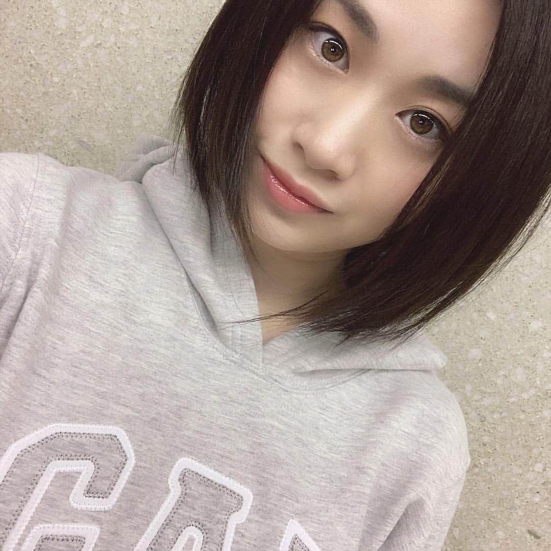 鈴木芳奈のインスタグラム：「ラフ着が好きすぎて、いいのか？って思うくらい…♪ 今日は #gap パーカー☺︎ 着やすい着やすい 今日は年度末で、明日は新年号発表で、なんだか時代が物凄く変わっていく予感で、わたしもライブ控えて心がさわさわしてるけど、ひょんな出逢いで嬉しいこともあり。今は今しかないからね。大切にしていこうと思う。大切にというか、噛み締めるというか、そんなことを思う今日。明日から4月🌸」