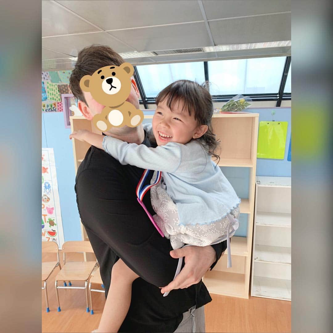 神谷美伽のインスタグラム：「昨日、２歳半から１年半弱通ったプリスクールを無事卒業しました🌸✨🎓英語が上達したかはまだよくわかりませんが 笑  先生やお友達に恵まれ良かったね😘本当におめでとう♡♡忙しいけど、明日はいよいよ幼稚園の入園式です🌸🌸制服うまく着せられるかな🙄  #グラデュエーション#おめでとう #卒業式 #プリスクール#英語 #３歳 #女の子#姉妹ママ  終わった後はお友達の家でパーティーしました😋ママもとっても幸せな時間でした♡♡」