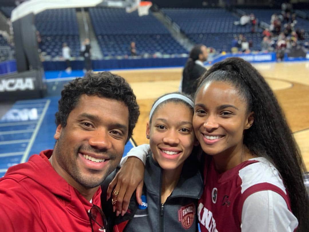 ラッセル・ウィルソンのインスタグラム：「We Love You Sis! @AWilly03 #Elite8」