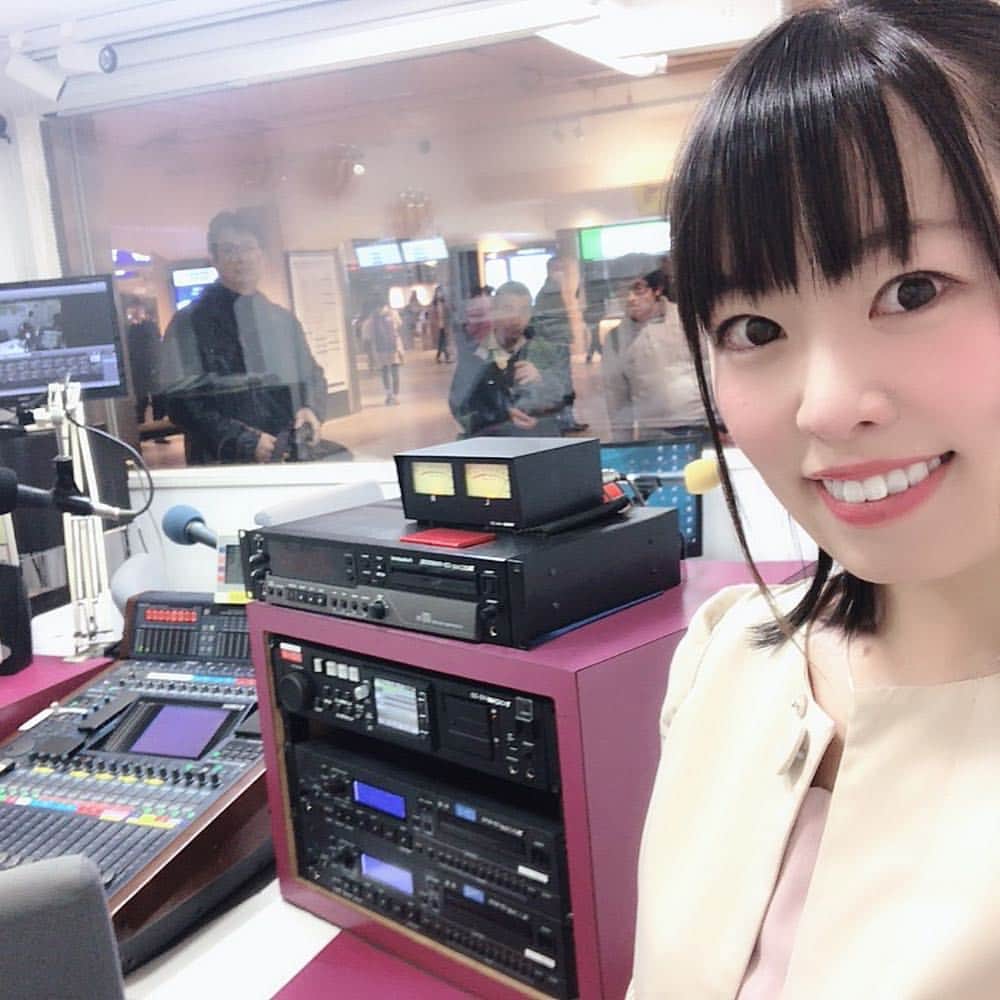 紀伊さつきのインスタグラム：「#FMひらかた を３月29日、さつきの日に卒業しました。 みなさん本当にありがとうございました！！ 当日はなんと！局の皆さん帰ることなく、朝まで送別会をしていただいておりました😭 そのためもあり、SNS等でのご挨拶が遅くなってしまったことをお詫び申し上げます。 ・ 放送前の、社員さんが多い時間に、、とお別れのご挨拶を皆さんからいただき、まず担当ディレクターKさんからのお言葉にまだ今から４時間ラスト放送があるのに号泣。 放送終わりも一緒に名残おしんでくれて、寂しがってくれて。それが本当に嬉しかった。 まっすぐでとっても優しい、人として尊敬できるディレクターさんです。感謝✨ 卒業してもわたしとまた乾杯してください！ ・ 産休でおやすみ中の本来の担当ディレクターHさんからはLINEをもらって、、もう、優しい大好き😭💓 Hさんが育ててくれたから、何もできなかったわたしも少しは成長できて、最終回にはほんのちょっと人気者のパーソナリティになれました(笑) 放送の合間の女子トーク、またしたかったけど。放送終わりの美味しいビールも、また行きたかったけど。Hさんがお休みの間に卒業することを許してね。 またどこかでご一緒できますように。それまではわたしたち、飲み友達ね！☺️ ・ 全然トーク時間守らないし、すぐ噛むし、ゲストさんの時間は盛り上がりすぎてすぐ勝手に延長するし、さっきもらった指示もすぐ忘れるけど、そんな破天荒なわたしを優しく見守ってサポートしてくれたHさん、Kさんには本当に感謝です。ありがとう。 ・ えらい皆さんからの思いがけない高評価にも本当に感謝しかないです。 (放送でいつも「えらい人ー！」って叫びすぎてそろそろ叱られるかと思ってました。笑) 担当プロデューサーのIさん、いつも親身にアドバイスしてくださってありがとうございました。 たくさん美味しいもの食べさせていただいたのも感謝です！(笑) 最後ラジオドラマ褒めてくださったのもとても嬉しかった…☺️ 「ちゃんと頑張ってること、見てる人はいるからね」この言葉を信じて、器用貧乏これからも頑張ります！ ・ 司会などではいつもお世話になっていたKさん(ビジネスウォッチングイン北大阪担当でもお世話になりました！最後はその時のこともすごく褒めてくださって、本当に嬉しかったです😭)。 時々生意気なことも言いました。それでも受け止めてくださってありがとうございます。 こうして惜しんでくれる人がいてくださること、とても幸せに思います。 司会のオファー、いつでもお待ちしていますね！(笑) ・ そしてリスナーの皆さん！！！！ もう、これは長々言うこともない、わたしは皆さんのこと、大好きやねんーーーー！！！！！ いつもほんまにありがとうございます、これからも、ほんとに、超愛してる！！！ 毎週楽しい時間をありがとう。 よかったら今後もSNS等で繋がっててください！ ・ 大変なことももちろんたくさんあったし、パニックになったことも何回もあったけど、大好きなリスナーの皆さんや大好きなスタッフさんたち、パーソナリティ仲間さんたちに支えてもらって、貴重な経験と、とても楽しい思い出ができました。 ここで出逢えたご縁を、卒業で終わらせるつもりはありません！ 寂しがりやのさっきーは、パーソナリティのみんなやスタッフさんたちを今後もしつこいくらいにご飯やお茶に誘うと思いますし、 ともに放送を一緒に続けてくださった#FMいわぬま #吉田愛子 さんにも絶対に会いに行くし、 #びっくり寿司 にだって度々ご飯食べにいくし、 ひらぽーあっちゃんのライブにだって行くし、 そしてリスナーさんにだって厚かましくも応援し続けてもらうつもりでいます！！(笑) ・ わたしの自慢の皆さんの、今度はわたしが自慢になれるように。 宣言通り頑張りますので、これからも、よろしくお願いします。 ・ 最後に、決まり上オンエアではお伝えできませんでしたが、たくさんのお心遣いをありがとうございました😭 最後なので特別にということで、すべて受け取らせていただきました！ お手紙も、プレゼントも、懐かしいお写真も全部何度も何度も見返してはにやにやしています☺️❤️ スタジオ前に顔を見せに来てくださったみなさんもありがとうございます。 全員と撮ることはできませんでしたが、計20名以上の方にお越しいただき、メッセージもぶっちぎりで過去最多の240✨ 「プチ伝説を残せましたよ！」とディレクターさんにも嬉しいお言葉をいただきました😊 (事務所の先輩、後輩さんにもメールやスタジオ前にお越しいただいたり、紀伊ってばなんて恵まれてるのかしらとうるうる。) ・ こんな風に気持ちよく最終回がお届けできたのも、すべてずっと聴いてくださったり、メッセージくださったりと一緒に盛り上げてきてくれたみなさん、支えてくださったスタッフさんのおかげです！ 本当に、本当に！ ありがとうございました！！！ 2019.3.31」