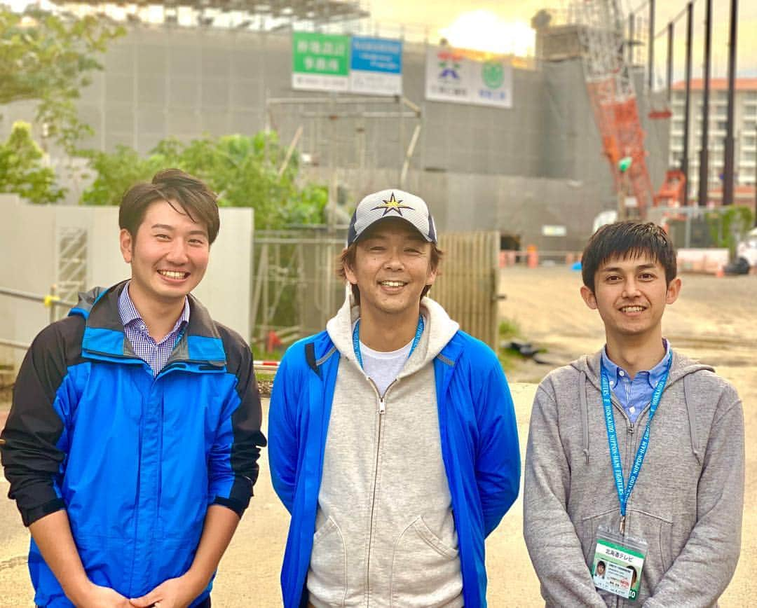 福田太郎さんのインスタグラム写真 - (福田太郎Instagram)「⚾️ファイターズ開幕⚾️ いざ日本一へ🔥栗山監督も、選手の皆さんも 絶対勝たなきゃいけない！と誓った2019年🏟 開幕戦は、主砲中田翔選手のサヨナラ満塁ホームラン💪 ２戦目は、５時間に渡る熱闘！ 引き分けたものの、最後まで粘りを見せる総力戦でした！ 今日の３戦目、HTBが生中継します🎤 開幕カードを勝ち越し、勢いに乗って #驀進 出来るよう、共に声援を送りましょう😆 _ #副音声 では #ヒロさん #菊地友弘 アナの イチオシ新旧MCが登場します！ 沖縄キャンプメンバーでした😋建設中の名護球場前で🌺 #実況 谷口直樹 #アナウンサー #リポート #福田太郎 #北海道日本ハムファイターズ 誕生15thプロジェクト ドキュメンタリー映画📽 『FIGHTERS THE MOVIE ～Challenge with Dream～』 今日から受注販売が始まるそうです😆 #lovefighters #飛び出せ新時代」3月31日 13時03分 - htb_tarofukuda