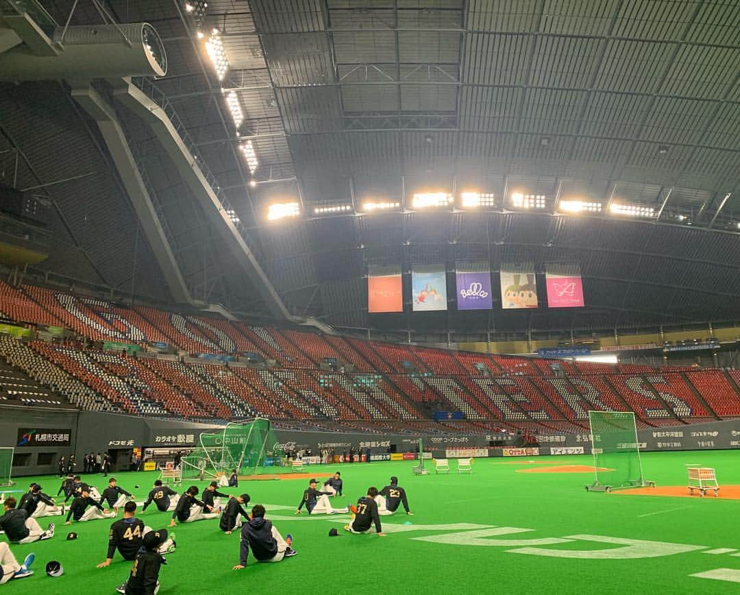 福田太郎さんのインスタグラム写真 - (福田太郎Instagram)「⚾️ファイターズ開幕⚾️ いざ日本一へ🔥栗山監督も、選手の皆さんも 絶対勝たなきゃいけない！と誓った2019年🏟 開幕戦は、主砲中田翔選手のサヨナラ満塁ホームラン💪 ２戦目は、５時間に渡る熱闘！ 引き分けたものの、最後まで粘りを見せる総力戦でした！ 今日の３戦目、HTBが生中継します🎤 開幕カードを勝ち越し、勢いに乗って #驀進 出来るよう、共に声援を送りましょう😆 _ #副音声 では #ヒロさん #菊地友弘 アナの イチオシ新旧MCが登場します！ 沖縄キャンプメンバーでした😋建設中の名護球場前で🌺 #実況 谷口直樹 #アナウンサー #リポート #福田太郎 #北海道日本ハムファイターズ 誕生15thプロジェクト ドキュメンタリー映画📽 『FIGHTERS THE MOVIE ～Challenge with Dream～』 今日から受注販売が始まるそうです😆 #lovefighters #飛び出せ新時代」3月31日 13時03分 - htb_tarofukuda