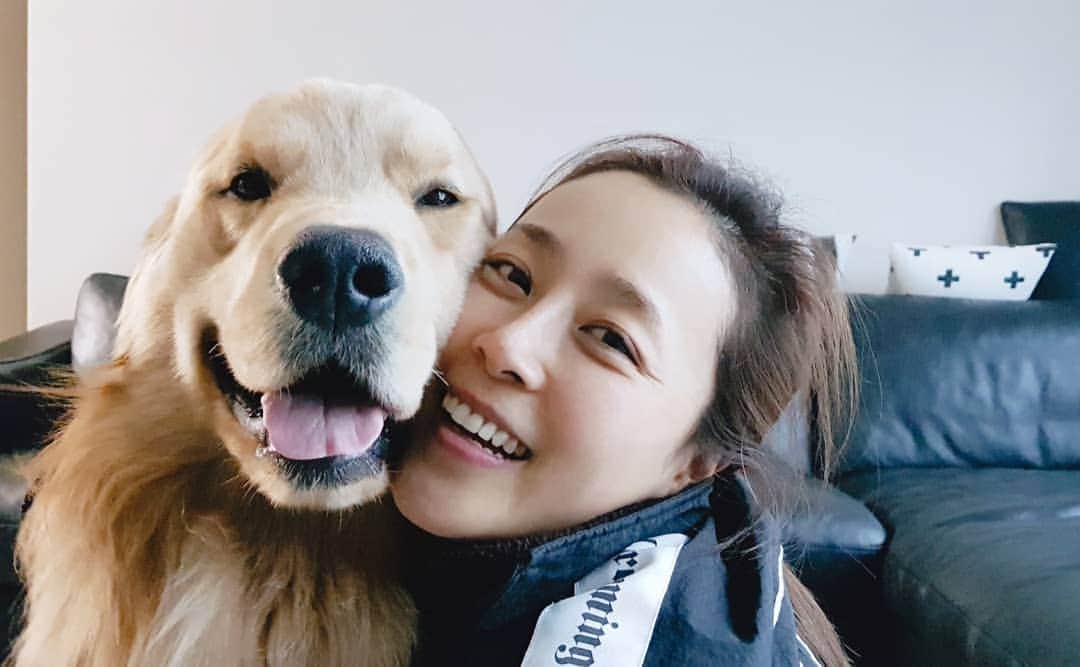 ムン・ジョンヒさんのインスタグラム写真 - (ムン・ジョンヒInstagram)「#마누manu #흔한주말풍경 #헐리우드액션 #개황당 #표정연기연습#민낯미안하다 #좋으니까 #애교는누가많은지 #큰강아지 #이제1살 #17개월 니가나를 밀었쨔나~~♡♡깰꼬닥~♡」3月31日 13時04分 - jeonghee_moon