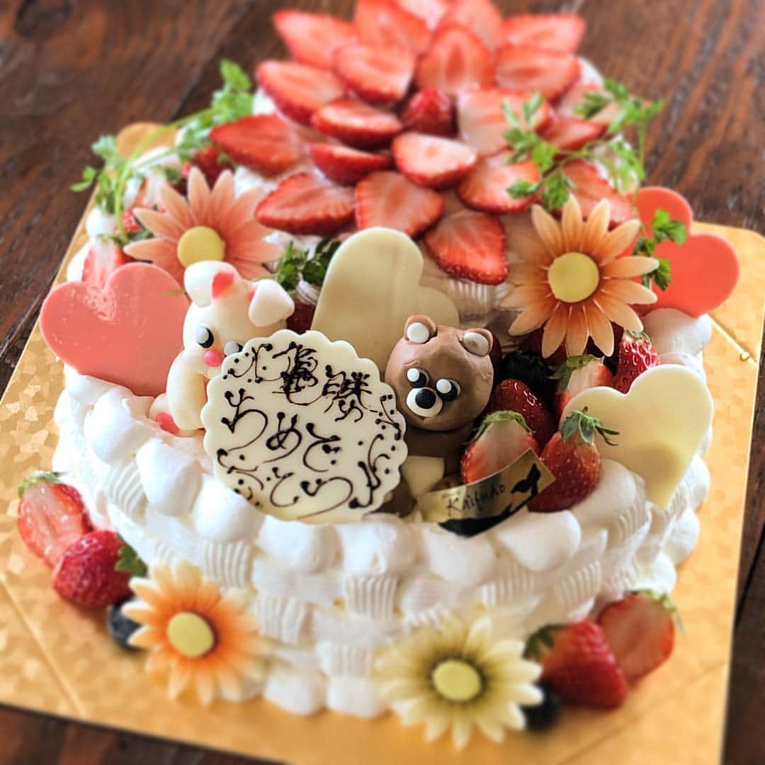 ケーキ&カフェ 海風堂のインスタグラム：「本日はお花見日和の日曜日ですね😊今日はオーダーケーキお作りしました‼️ご希望を伺ってお作りしますので、特別なケーキがお作り出来ます✨ぜひお問い合わせください🌸 #市川#ケーキ#カフェ#オーダーケーキ#市川のお菓子屋さん#焼き菓子ギフト#桜のお菓子もあります#お菓子のプレゼントをどうぞ」