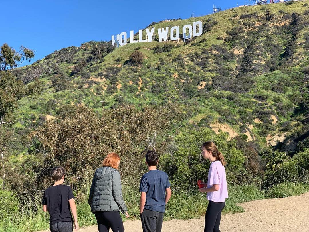 アナベス・ギッシュさんのインスタグラム写真 - (アナベス・ギッシュInstagram)「Cousins touristing w Auntie/Mom as chauffeur:) LA is in full super bloom effect! #MiaAoifeCashEnzo #hollywoodsign」3月31日 13時09分 - annabeth_gish