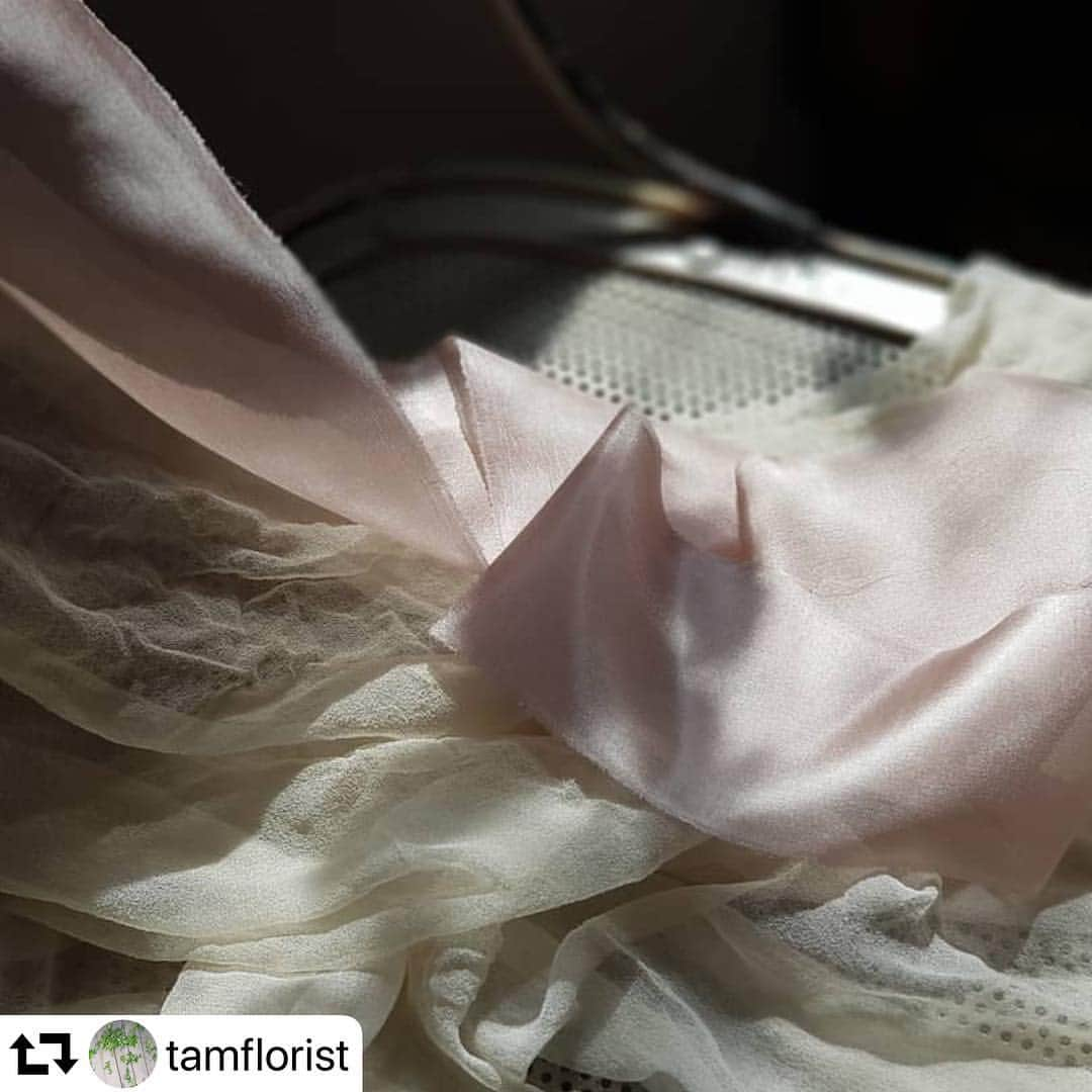 플로리스트 김애진(케이라플레르)さんのインスタグラム写真 - (플로리스트 김애진(케이라플레르)Instagram)「#repost @tamflorist 좋은후기 남겨주셔서 감사합니다 ☺️ 처음 케이라 방문해주셨는데 좋은 수업으로 만족해주셔서 뿌듯하네요 ❣️ ・・・ . . #실크염색 #천연염색 #실크리본 #케이라플레르 . . 궁금했던 실크염색. 천연염색을 다 배우자니 과정이너무 길어서 고민. . 플로리스트에게 필요한 만큼만 딱 꼬집어서 알려주시는 강의가 있다니!!^^ . #배움은_늘_즐겁군요 #세상에쉬운건없다 #수업은수업일뿐 #이것도노하우 #나만의레시피가필요해 #그래도재밌다 . #silk #silkdyeinģ #naturaldyeing #dyeing #silkribbon @keirafleurshop」3月31日 13時14分 - keirafleur