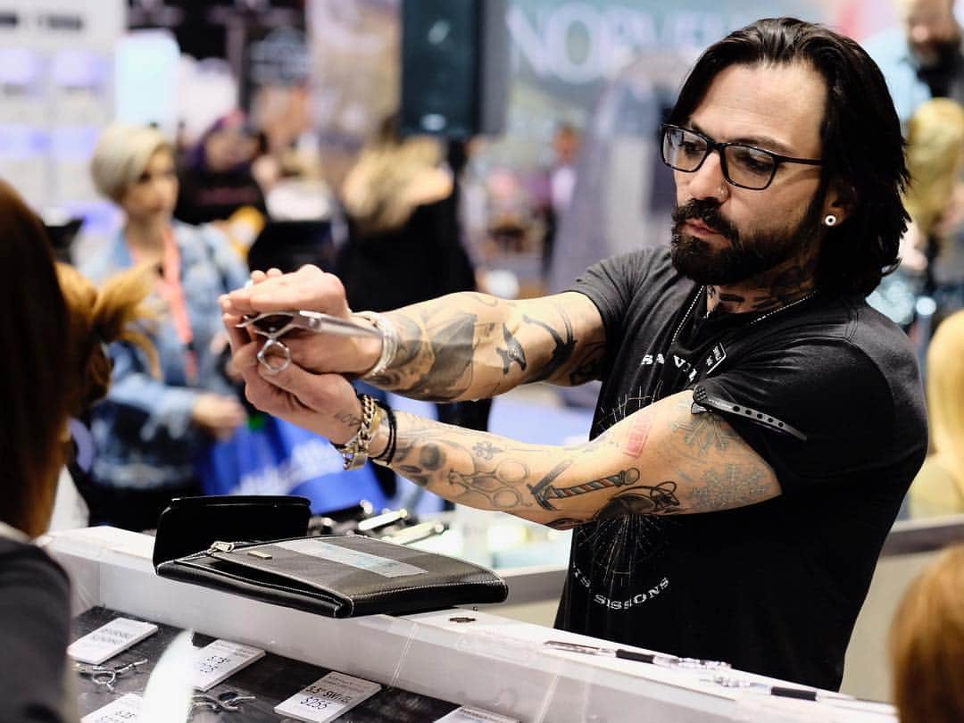 Sam Villaさんのインスタグラム写真 - (Sam VillaInstagram)「What an incredible day surrounded by the passion of the professionals in our industry at #abschicago . Are you at @americasbeautyshow ? Come stop by and say hi to the #SamVilla Team! Looking forward to seeing everyone tomorrow! 💜 photos by @ericaolivia .⠀⠀⠀⠀⠀ .⠀⠀⠀⠀⠀ .⠀⠀⠀⠀⠀ #SamVillaHair #SamVillaCommunity #ittakesapro #crafthairdresser #beautytools #hairpost #hairoftheday #hairslay #hairprofessional #maneaddicts #beautygram #beautyjunkie #hairdressermagic #hairdresserlife #beautytips #hairprofessional #hairstylist #sunday #beautylaunchpad #modernsalon #salonlife #sessionstylist #haireducation #insalon #saloneducation #chicago」3月31日 13時21分 - samvillahair