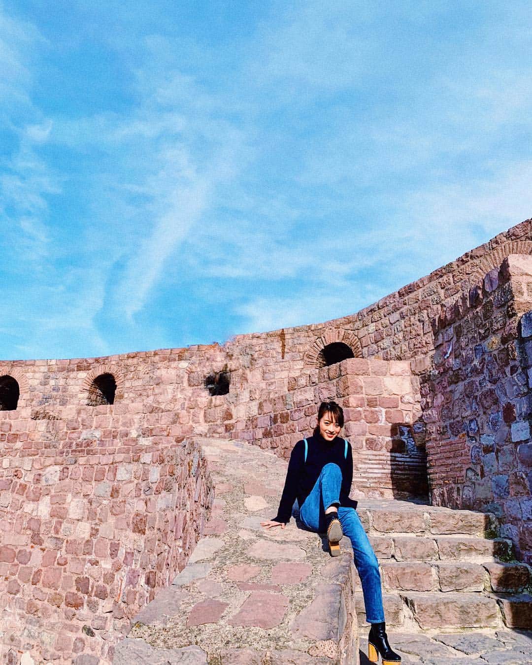 松林裕香さんのインスタグラム写真 - (松林裕香Instagram)「アンカラは標高が高いから、 更にてっぺんにあるアンカラ城に登っていくのは酸素がちょっと足りなくて疲れちゃったけど アンカラの市内を見下ろせる絶景ポイント✨ 古代ローマ帝国時代に築かれた砦に今こうやって登れるって不思議だなぁ〜。 . #yukajourneyy#旅#海外旅行#旅#女子旅#トルコ#Türkiye#Turkiye#アンカラ#Ankara#アンカラ城」3月31日 13時40分 - yukapiano_
