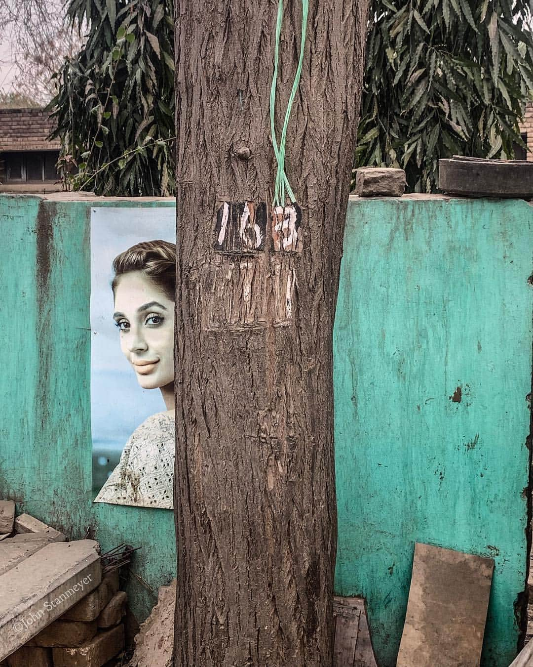 ジョン・スタンメイヤーさんのインスタグラム写真 - (ジョン・スタンメイヤーInstagram)「I met her peeking around 163 in Faridkot, in the state of Punjab. We didn’t talk at all. Didn’t need to...she had those eyes that follow you everywhere, no matter where I move. And thank you for putting up with me through this lengthy series from the @outofedenwalk for @natgeo, my most recent of over ten visits to India. In a country that gives so much, there’s still more to tell, outtakes that have nothing to do with this latest chapter of the Out of Eden Walk - the main essay will be in the magazine sometime in 2020. More from elsewhere, soon. - @natgeo @natgeoimagecollection @outofedenwalk #india #punjab #faridkot #tree #poster #woman #peaking #163」3月31日 13時35分 - johnstanmeyer