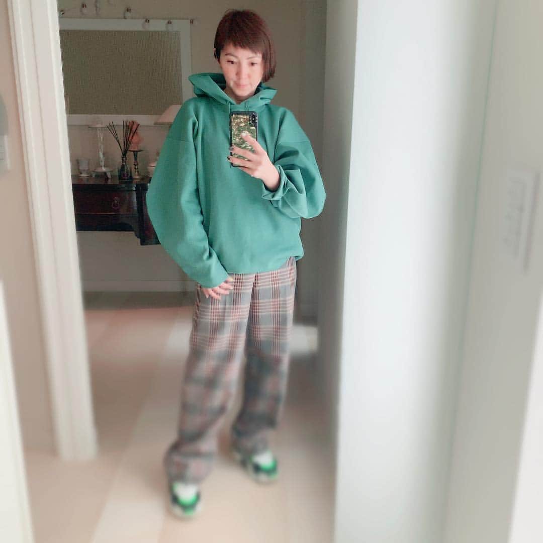 のインスタグラム：「パーカー好き💕 ★ #首周りに布があると落ち着く #なんとなく😂」
