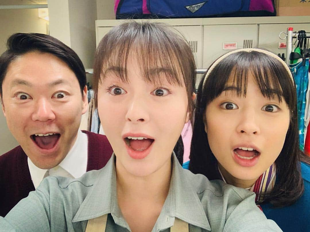 貫地谷しほりさんのインスタグラム写真 - (貫地谷しほりInstagram)「明日からなつぞら放送！ すずちゃんと阿部さんと。 阿部さん隣のスタジオでたまたま通りかかったので謎にスリーショット！ #nhk #連続テレビ小説 #なつぞら #広瀬すず #いだてん #阿部サダヲ #笑 #朝ドラ #12年ぶり #出演します！」3月31日 13時37分 - shihori_kanjiya