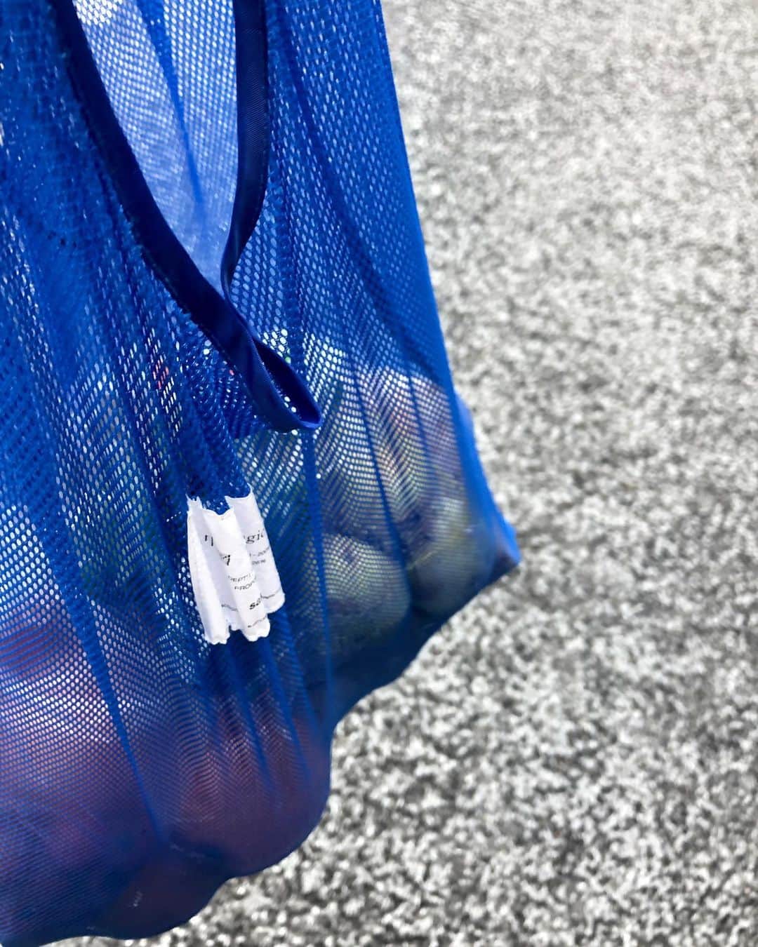 馬渕史香のインスタグラム：「‪#サカナクション のメッシュバッグがかなり使える‬ ‪薄くて軽いで、折りたたんでサコッシュ入れてても気にならんくて、エコバッグ・サブバッグとして使える‬ ‪そんでもって、玉ねぎ、じゃがいも、蓮根、オレンジと重いものばっか入れても🙆‍♀️な丈夫さ‬ ‪しかも持ち手が広くて肩にかけれるで、重くても少し楽に持てる‬ ‪さらには、メッシュだから野菜に多少土とかついてても下に溜まらない‬ ‪そして、すぐに乾くで気軽に洗える‬ ‪これで500円とか元取れすぎ  #エコバック‬ #sakanaction  #goods」