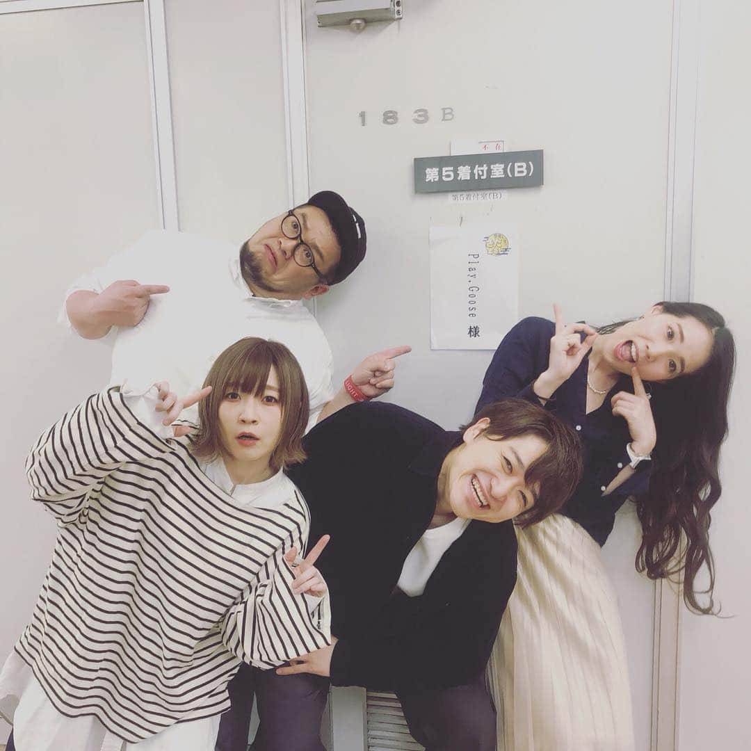 工藤秀平さんのインスタグラム写真 - (工藤秀平Instagram)「‪NHK「今夜も生でさだまさし」ありがとうございました！‬ ‪毎年ライブに行かせて頂き、メンバーがライブ中もれなく全員泣くほどのさだまさしファンでしたが、遂に、夢だった「生さだ」に出演させて頂きました。 ‬ 実は、さださんと昨年ご飯に行かせて頂いた時に「君たちにバトンを渡すから諦めないで、ちゃんと次の人に繋げていくんだよ」と背中を押して頂いたんです。  それから勇気を振り絞って一歩踏み出して、Play.Gooseになって、すぐにさださんご本人からお電話で直接オファーを頂きました。  電話をさせて頂いたその日に決めたのは、「Play this song」を歌わせて頂くことでした。  Play.Gooseのこと、そして、今の想いを詰め込んだこの曲をそこで届けようと決めていました。  昨日、歌えて本当に嬉しかったです。みんなの心に届いていたらいいな。  いやー、本当に、諦めないでよかったです。一歩踏み出してよかったです。応援してくれるみんなの笑顔に向かって、走ってきてよかったです。  さ、ここからが本当の幕開けです。  観てくれた皆様、本当にありがとうございました！  そして、さださん、ありがとうございました！  バトン、しっかり繋いでいきます！  #PlayGoose #生さだ」3月31日 13時50分 - kkshuhei