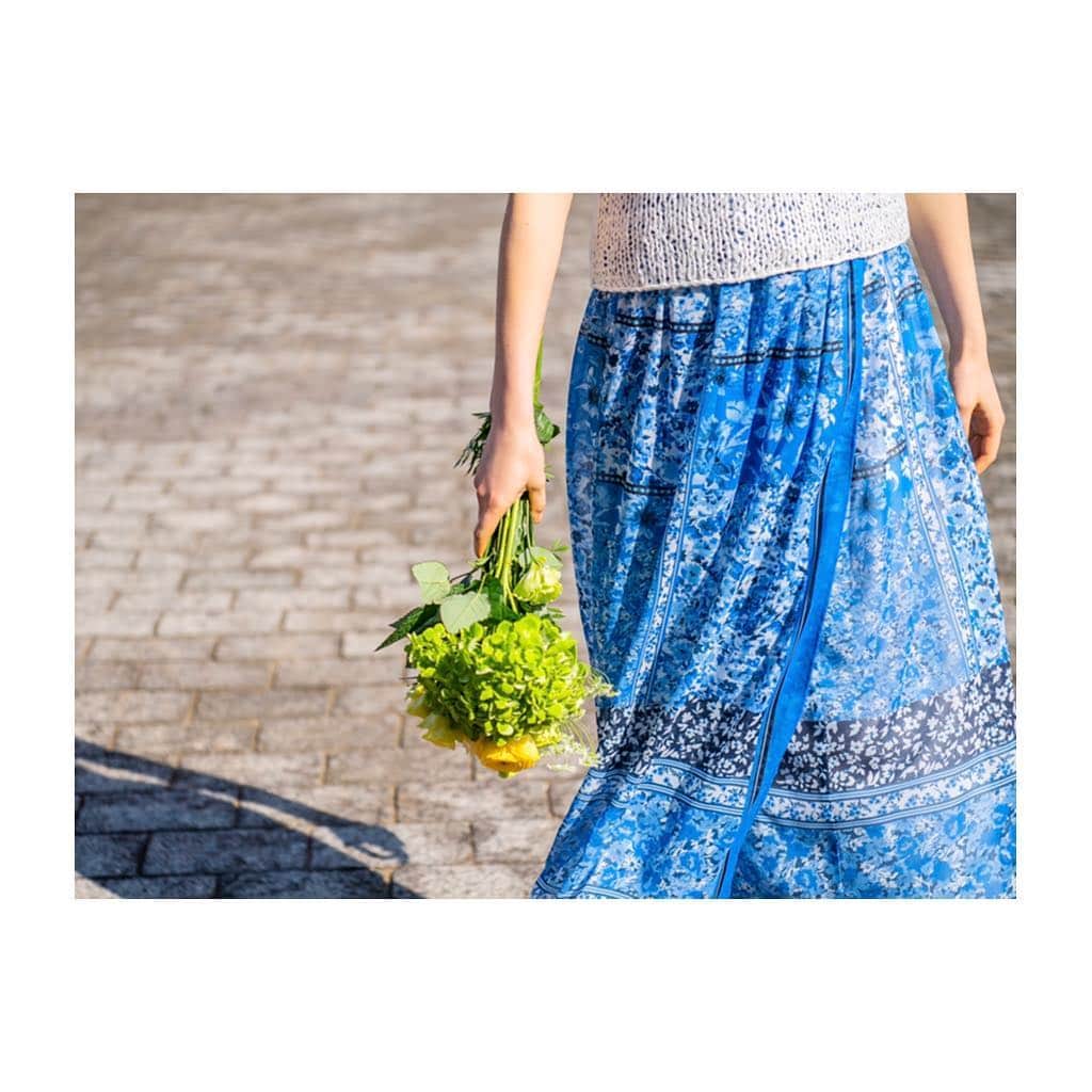 Stola. official accountさんのインスタグラム写真 - (Stola. official accountInstagram)「Summer Catalog LOOK*ㅤㅤ 透けて重なる6種類の青いフラワー。 晴れたら、暖かくなったら… 次のシーズンへの楽しみな気持ちを膨らませて。 ㅤ ㅤㅤㅤㅤㅤㅤㅤㅤ ㅤㅤㅤㅤ #Stola. #la_jolie_promenade #feminine #summer #walking #💐 #ストラ 写真にタッチで詳細ご覧いただけます.」3月31日 13時44分 - stola.jp