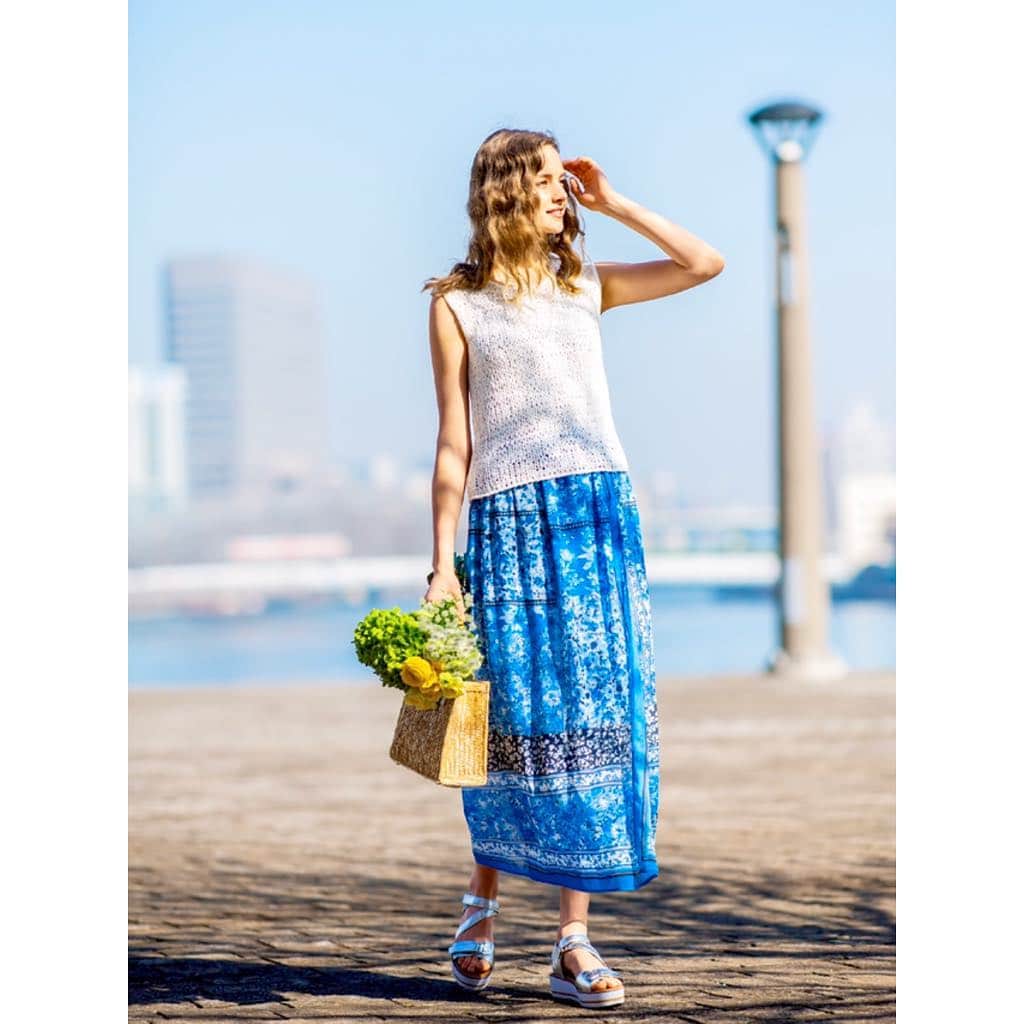 Stola. official accountさんのインスタグラム写真 - (Stola. official accountInstagram)「Summer Catalog LOOK*ㅤㅤ 空と川と、スカートに舞うフラワーの青。 清々しく晴れたら、暖かくなったら… どこまでも歩けるサンダルを履いてお散歩に行こう👒 次のシーズンへの楽しみな気持ちを膨らませて。 ㅤ ㅤㅤㅤㅤㅤㅤㅤㅤ ㅤㅤㅤㅤ #Stola. #la_jolie_promenade #feminine #summer #walking #💐 #ストラ」3月31日 13時44分 - stola.jp