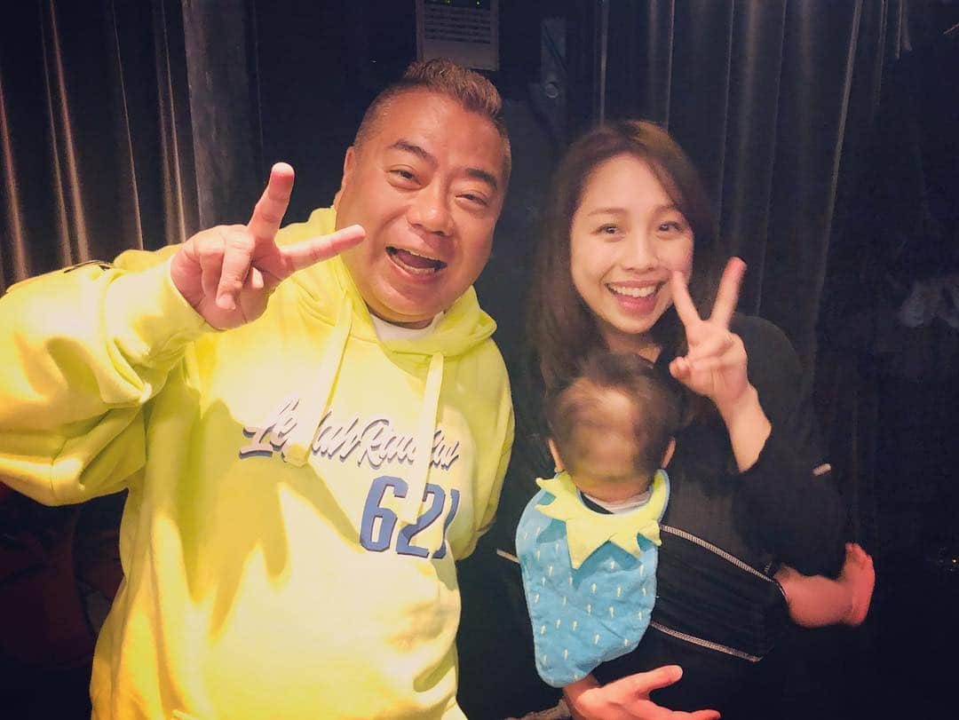 鈴木あきえさんのインスタグラム写真 - (鈴木あきえInstagram)「『大！天才てれびくん』メンバー 大集合❤️❤️❤️ 出川ボスを筆頭に☺︎ 当時 小学生・中学生だった #てれび戦士 たちも いつのまにか 成人になってる子もでてきたり☺️✨ そして当時、 あっきー合コン行くの〜？ とか 子供たちに散々いじられてきた私も もはやもう一児の母という 時の流れΣ(ﾟﾛﾟﾉ)ﾉ  あっという間だなぁ…☺️💗 可愛い可愛い〜 と あのダミ声で何度も言いながら 息子を抱っこしてくれる出川さん笑  それぞれの進路を決めて それぞれの道を進んでいっている みんなの姿をみて、 母性が溢れすぎました😂💗 いくつになっても可愛いなぁみんな❤️ 今回来れなかった子たちもいたので また 会える日を心待ちに…💗 #NHK #大天才てれびくん #てれび戦士 #みんな違ってみんないい #最後の写真は当時の #やっぱり子供の力は素晴らしい #芸能でもそうでなくても子供と関わるお仕事していきたい」3月31日 13時45分 - akiesuzuki0312