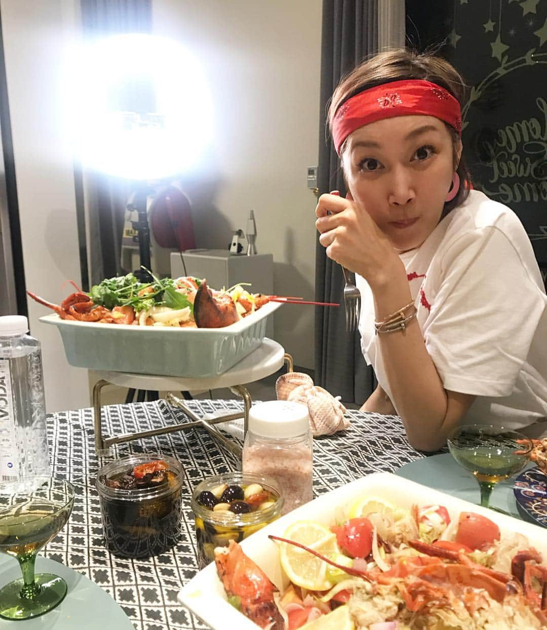 ピョン･ジョンスさんのインスタグラム写真 - (ピョン･ジョンスInstagram)「우리집에놀러와요!! #1박2일  #새벽3시까지먹은건안비밀👅 #랍스터까딸라냐 #명란젓파스타  #연어구이 출장뒷풀이는 내손으로해줘야지 내사랑들♥️♥️ #나는변정수다 - <레서피> 바다가재  엔다이브 엑스버진올리브 소금/후추 샬롯/양파 대저토마토 레몬/샐러리」3月31日 13時52分 - hoyatoya