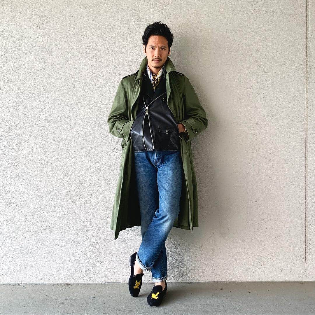 のインスタグラム：「"Rugged and Luxury"on Sunday 何気ない休みの日の洋服も、何となく着るだけで自分らしさを出せればいいと思います。 ・ ・ Tap for brands ・ ・ #usarmy #cinquanta #levis #crockettandjones #mensstyle #mensstreetstyle #dappermen #gentleman #vintagestyle #vintagewear #トレンチコート #アメリカ軍 #リーバイス501 #ライダースジャケット」