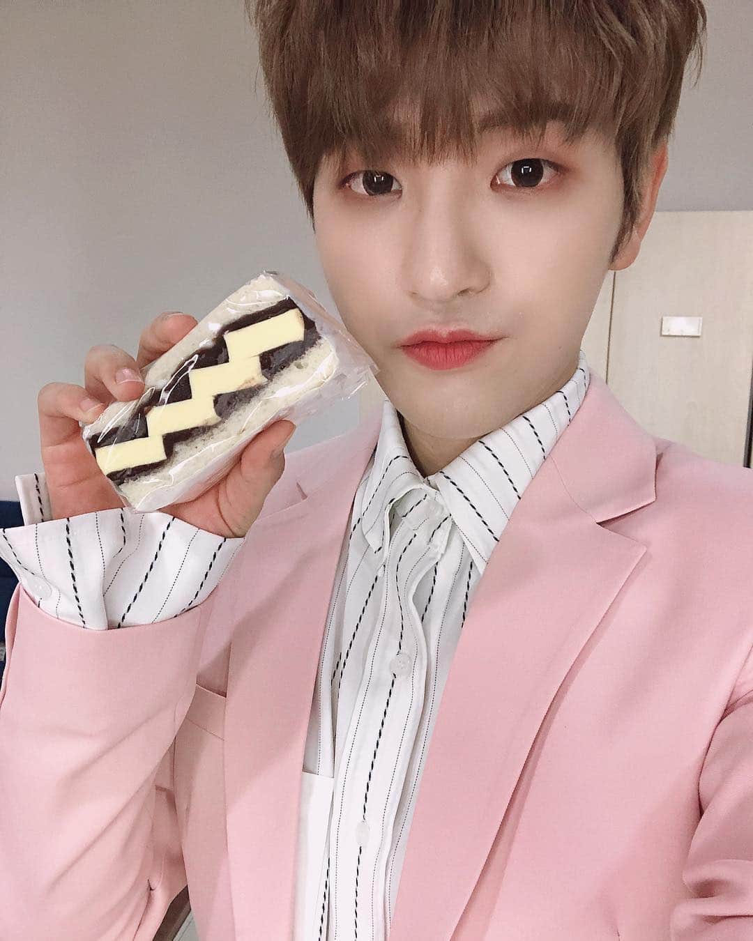 ヒョクジン のインスタグラム：「매점 사장님께서 리뷰 잘 봤다고 앙버터를 서비스로 주셨다 ♥  록현이가 나보고 매점스타 란다. 나는 매점스타다. 줄여서 #매스」