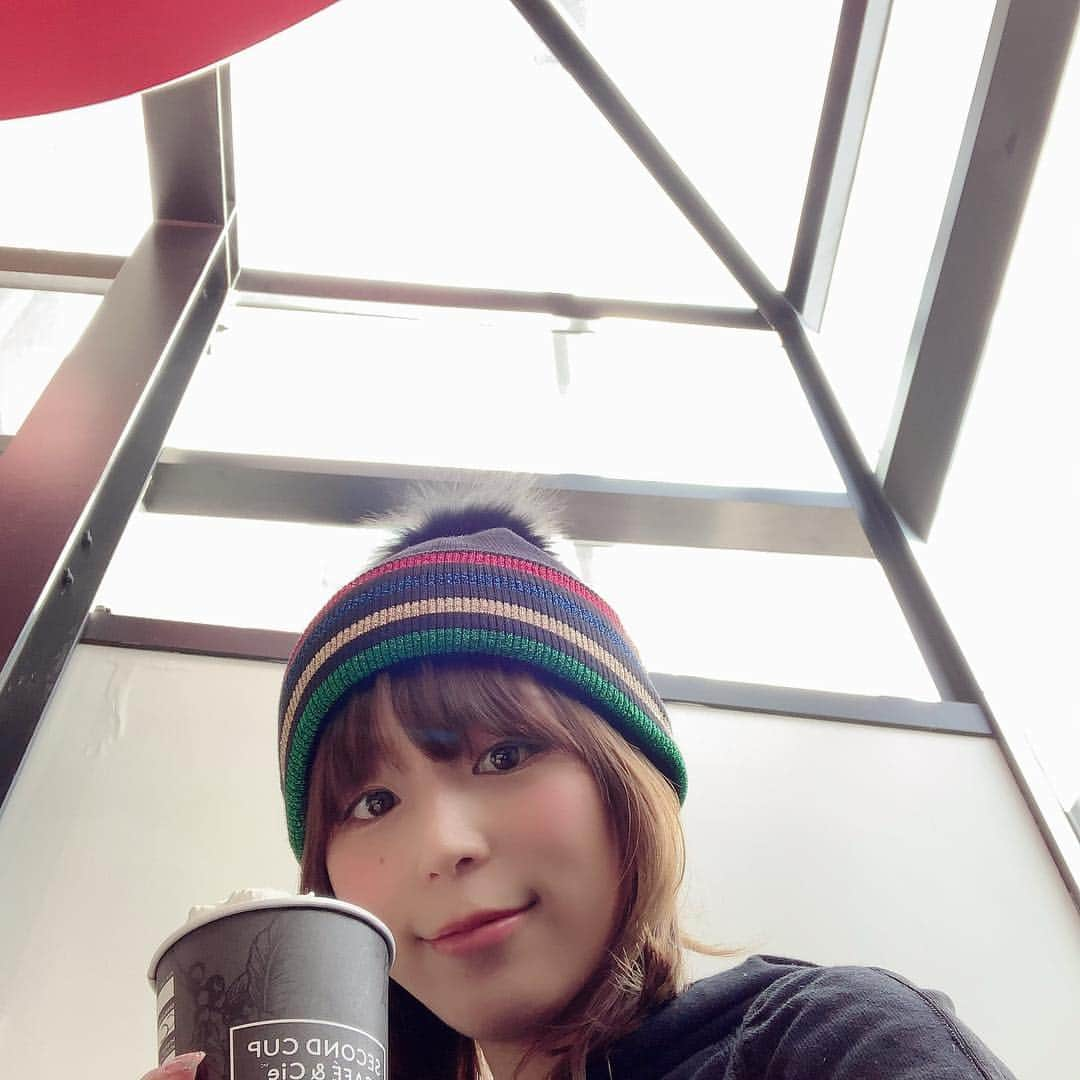 平野綾さんのインスタグラム写真 - (平野綾Instagram)「ケベック1日目は観光でした！ ホットチョコレートで鼻が埋まるw これこれ、この甘さ💕 カートゥーンがフランス語で何だか新鮮✨ すっごく可愛いアニメなんだけど、タイトルも何も分からなかった💦 兎に角みんなで海賊になりたいアニメだった🏴‍☠️ フランス語吹替の映画もやっていて、言葉のはめ方がなんか面白い。 あ、映画『シャザム！』の吹替やります！ よろしくお願いします⭐️ #canada #quebec #quebeccity  #nadeshicon #nadeshicon2019  #ayahirano #平野綾」3月31日 14時04分 - a_ya.hirano