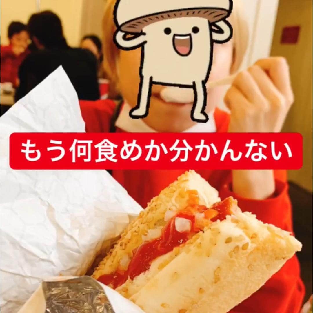 高橋由真さんのインスタグラム写真 - (高橋由真Instagram)「春も近くデブの日。🐷 . 毎年恒例のあややとのいちご狩りDAY♡ . 大好きないちごをたくさーん食べてきました☺️🍓💕 種類も年々増えて今や10種類！！ . 今まで『やよいひめ』が好きだったんだけど『あまおとめ』ってやつがめちゃくちゃ美味しかったぞ！ 食べ比べすると本当ひとつひとつ種類によって味が違うから楽しいの☺️💕 . で、お腹いっぱいになった後は大好きなラオシャン♡ 載せると「どこのラーメン？」って言われ続けて来たんだけど、平塚で昔からあるのお酢のタンメン屋さんのラオシャンです❤️ . 神奈川生まれ神奈川育ちのゆまの大好物です( ˙-˙ )💕 . ゆーて、「お酢！？」って怖くて10代の頃から知ってはいたけど何年も食べれなかったのｗ 20代入ってから勇気出して初めて食べたら美味しすぎてドハマリして近くに行く際はよく行ってました( ˙-˙ )❤️ . あややもドハマリしたから、イチゴ狩りの帰りはラオシャンに行くのが今や定番コース。 甘いものの後はしょっぱい物！ . で、次の行き先の間に気になってはいたけど、買ったことのなかった湘南クッキーをGET( ˙-˙ )ｗ 数種類買ってシェアしてボリボリしながらコストコへ。 . コストコでも食べちゃう😂ｗｗ ホットドッグ！アイス！最高！笑笑 . また帰り道も湘南クッキーボリボリ食べて、お家帰ってコストコのディナーロールと共にシチュー作って食べる始末( ˙-˙ ) しかもタンメンに至っては普通盛りじゃ足りなくて悶絶してた。笑 . 体重計乗ったら2キロ近く増えてた♡ . 食べ過ぎて食べ過ぎてヤバかったので、今日はヘルシーに行くぞい。 最近食欲やばいのです( ˙-˙ ) 成長期かな( ˙-˙ ) トータルビューTEA飲まなきゃ！ . . . #デブ活 #🐷 #いちご狩り #いちごはほとんど水分なので #カロリー0  #ラオシャン #お酢と玉ねぎなので #カロリー0 #湘南クッキー #カロリー爆弾 #コストコ #ホットドッグ #玉ねぎたくさんなので #カロリー0 #ディナーロール #カロリー爆発 #あかん #あかんやつ #常にお腹出てた」3月31日 14時05分 - yumachi1021