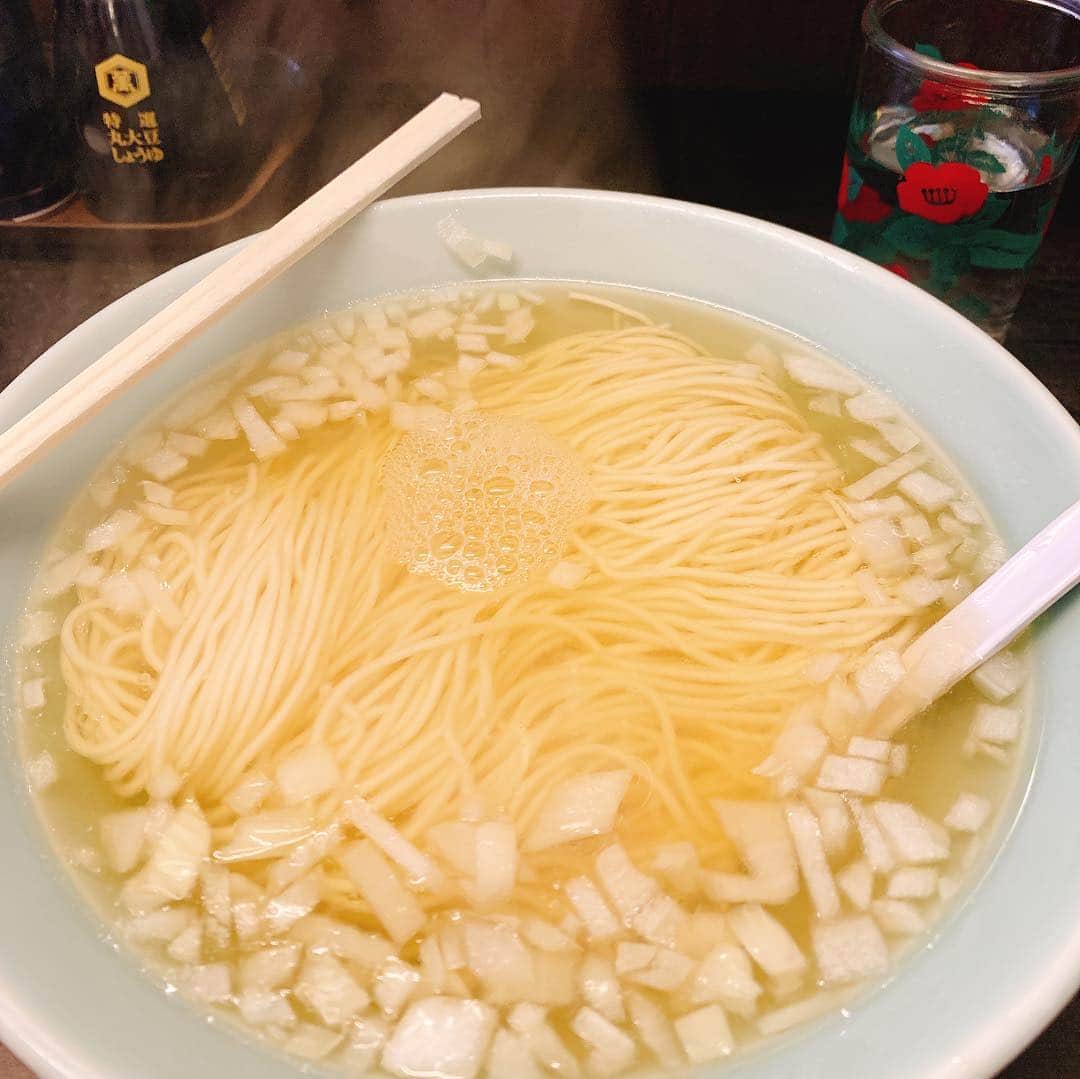 高橋由真さんのインスタグラム写真 - (高橋由真Instagram)「春も近くデブの日。🐷 . 毎年恒例のあややとのいちご狩りDAY♡ . 大好きないちごをたくさーん食べてきました☺️🍓💕 種類も年々増えて今や10種類！！ . 今まで『やよいひめ』が好きだったんだけど『あまおとめ』ってやつがめちゃくちゃ美味しかったぞ！ 食べ比べすると本当ひとつひとつ種類によって味が違うから楽しいの☺️💕 . で、お腹いっぱいになった後は大好きなラオシャン♡ 載せると「どこのラーメン？」って言われ続けて来たんだけど、平塚で昔からあるのお酢のタンメン屋さんのラオシャンです❤️ . 神奈川生まれ神奈川育ちのゆまの大好物です( ˙-˙ )💕 . ゆーて、「お酢！？」って怖くて10代の頃から知ってはいたけど何年も食べれなかったのｗ 20代入ってから勇気出して初めて食べたら美味しすぎてドハマリして近くに行く際はよく行ってました( ˙-˙ )❤️ . あややもドハマリしたから、イチゴ狩りの帰りはラオシャンに行くのが今や定番コース。 甘いものの後はしょっぱい物！ . で、次の行き先の間に気になってはいたけど、買ったことのなかった湘南クッキーをGET( ˙-˙ )ｗ 数種類買ってシェアしてボリボリしながらコストコへ。 . コストコでも食べちゃう😂ｗｗ ホットドッグ！アイス！最高！笑笑 . また帰り道も湘南クッキーボリボリ食べて、お家帰ってコストコのディナーロールと共にシチュー作って食べる始末( ˙-˙ ) しかもタンメンに至っては普通盛りじゃ足りなくて悶絶してた。笑 . 体重計乗ったら2キロ近く増えてた♡ . 食べ過ぎて食べ過ぎてヤバかったので、今日はヘルシーに行くぞい。 最近食欲やばいのです( ˙-˙ ) 成長期かな( ˙-˙ ) トータルビューTEA飲まなきゃ！ . . . #デブ活 #🐷 #いちご狩り #いちごはほとんど水分なので #カロリー0  #ラオシャン #お酢と玉ねぎなので #カロリー0 #湘南クッキー #カロリー爆弾 #コストコ #ホットドッグ #玉ねぎたくさんなので #カロリー0 #ディナーロール #カロリー爆発 #あかん #あかんやつ #常にお腹出てた」3月31日 14時05分 - yumachi1021