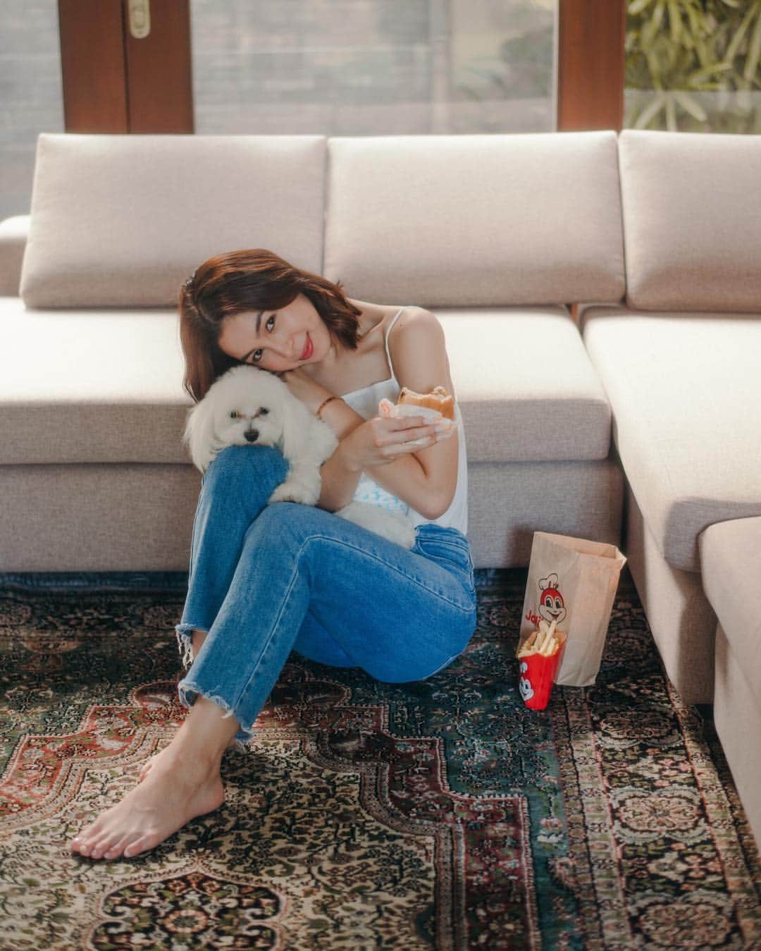 ジュリア バレットのインスタグラム：「I just saw our most-recent @jollibee tvc again, and it sure made me dial delivery just by imagining how that smells! Have a happy, YUMmy, Sunday, everyone!」