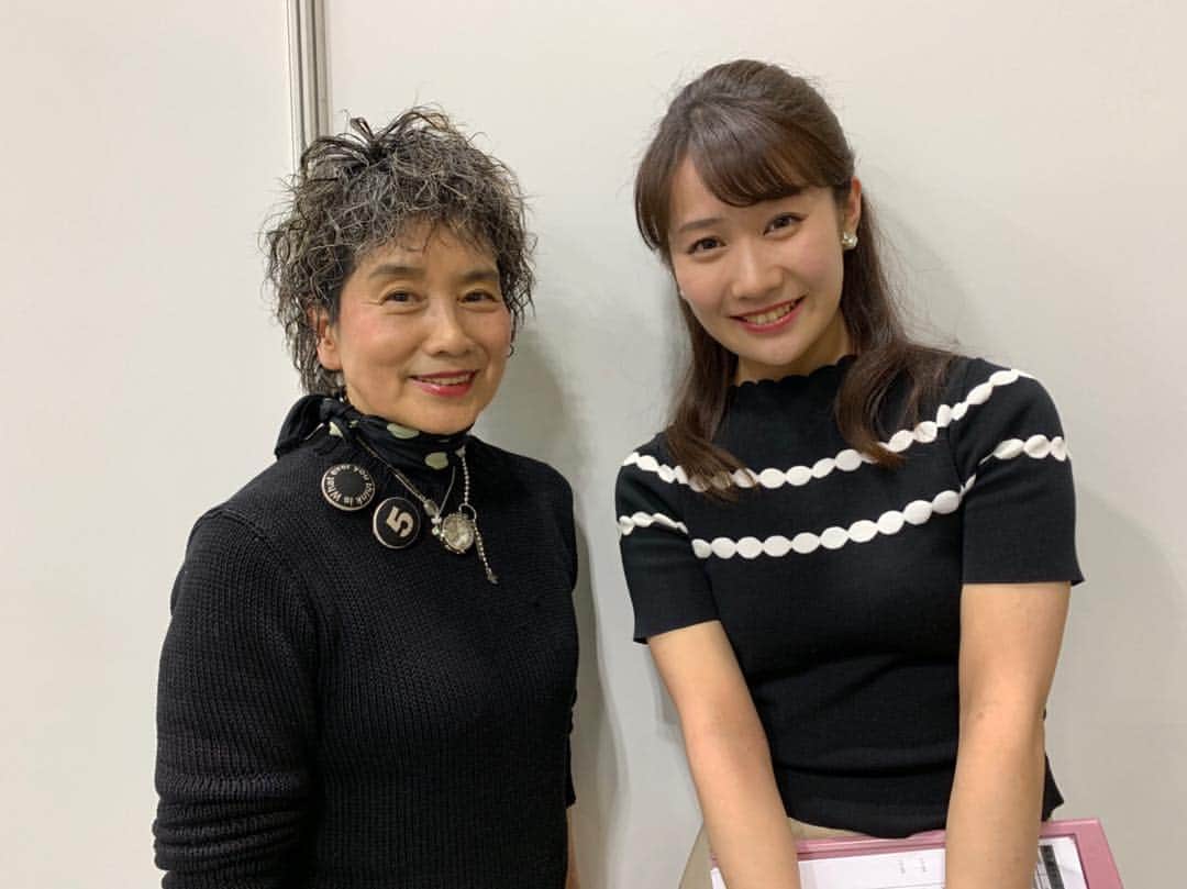 のインスタグラム：「昨日はOA後に「名古屋キルト&ステッチショー」の司会でした。小関鈴子先生とのトークショーはとても楽しくて、お客様の笑顔も沢山見ることができて・・・幸せな時間でした♡キルトとの出会いで人生が180度変わったという小関先生はキラキラしていて、私もこんな年の重ね方をしたいなと思いました。またどこかでお会いできますように。  #小関鈴子 先生 #キルト #刺繍 #パッチワーク」