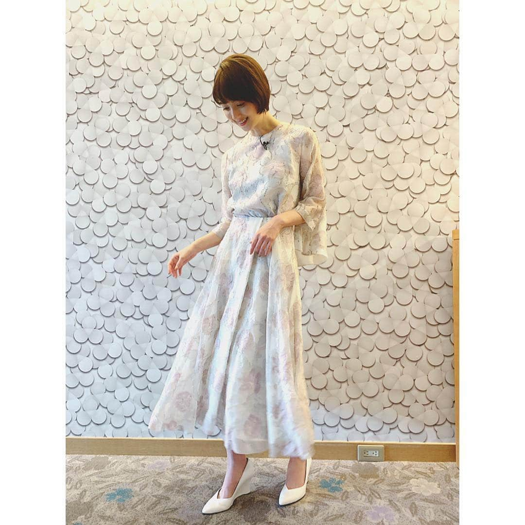 佐々木希さんのインスタグラム写真 - (佐々木希Instagram)「ボクらの時代 観てくださった方々ありがとうございます！ 秋田愛を語り合えた事、本当に、嬉しく思います。 そして、秋田出身の一人として秋田を魅力をより多くの方に知っていただけるよう、 これからも発信できたらと思います💐  写真は、収録の時の衣装🌸 そして、私を撮ってくださるジャーマネさん！ 私のバッグを持ってくれてるので アンティミテの同じバッグが２つ😚  #ボクらの時代 #柳葉敏郎 さん #藤あや子さん」3月31日 14時33分 - nozomisasaki_official