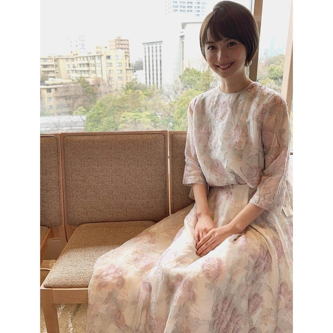 佐々木希さんのインスタグラム写真 - (佐々木希Instagram)「ボクらの時代 観てくださった方々ありがとうございます！ 秋田愛を語り合えた事、本当に、嬉しく思います。 そして、秋田出身の一人として秋田を魅力をより多くの方に知っていただけるよう、 これからも発信できたらと思います💐  写真は、収録の時の衣装🌸 そして、私を撮ってくださるジャーマネさん！ 私のバッグを持ってくれてるので アンティミテの同じバッグが２つ😚  #ボクらの時代 #柳葉敏郎 さん #藤あや子さん」3月31日 14時33分 - nozomisasaki_official