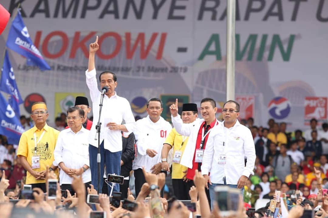 エリック・トヒルさんのインスタグラム写真 - (エリック・トヒルInstagram)「Sambutan warga Makassar untuk Pak @Jokowi pagi ini luar biasa, tumpah ruah dan pecah sekali.. Terima Kasih warga Makassar untuk energi yang diberikan.. 👍🏻 #01IndonesiaMaju」3月31日 14時34分 - erickthohir