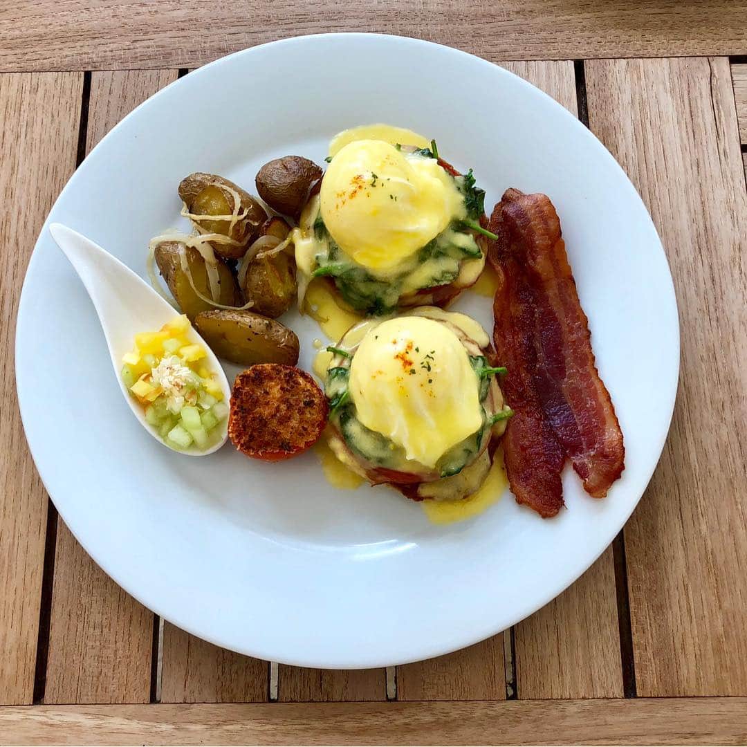 Trump Waikikiさんのインスタグラム写真 - (Trump WaikikiInstagram)「Indulge in the Power Breakfast Eggs Benedict at In-Yo Cafe and savor the taste of shaved Canadian Bacon, sauteed spinach, Hollandaise sauce along with sides crispy bacon, potatoes, and seared tomato.  #trumpwaikiki #eggsbenedict #breakfast #buffet #inyocafe」3月31日 14時26分 - trumpwaikiki