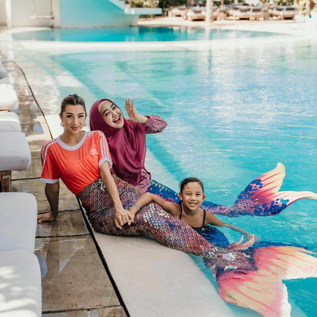 Jennifer Bachdimさんのインスタグラム写真 - (Jennifer BachdimInstagram)「Caaakeeeppp!! Jadi mermaid bersama @riaricis1795 dan @kiyomisuebachdim !! Stay tuned di @youtube Channel Ria dan akuuu ya dan jangan lupa subscribe guys 💕 🧜🏼‍♀️ #happyweekend #mermaid #RiaRicis #JenniferBachdim #Youtube #Balilife . . 📷 @claus_schmidtt 💄 @renasohanimakeup ⛱ @mrssippybali」3月31日 14時26分 - jenniferbachdim