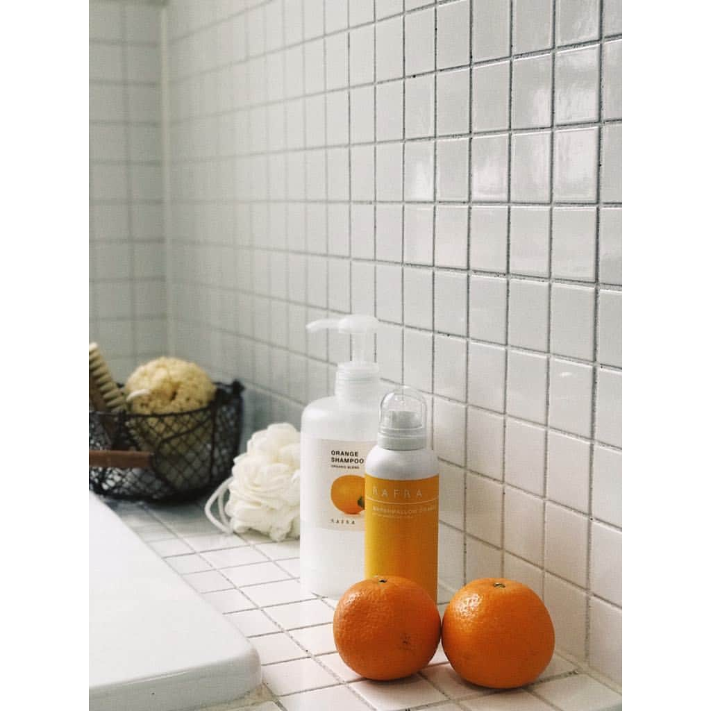 Yuuki mimuraさんのインスタグラム写真 - (Yuuki mimuraInstagram)「🍊 . . #ラフラ の『バームオレンジ』の15周年記念パーティーへ 招待していただきました🍊✨ かわいいお部屋…🧡 ケータリングもかわいいです💕 また後で詳しくアップするね☡✍︎ . . .  #ラフラのある暮らし #シンプルライフ #丁寧な暮らし . ◡̈⃝ᵗʱᵃᵑᵏઽ*◌♡⃝⑅⃝ . @rafra_official」3月31日 14時31分 - u0829u