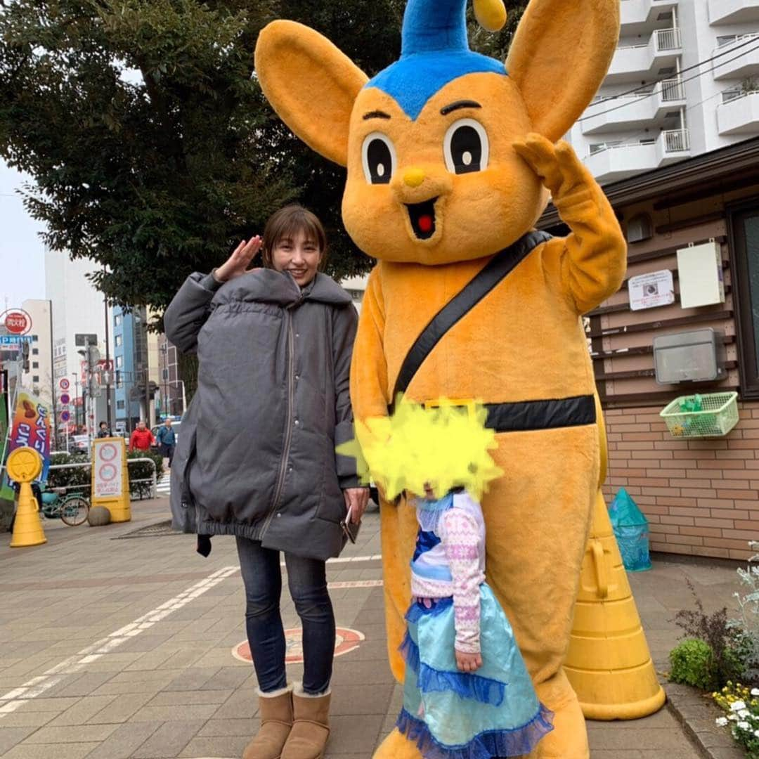 熊田曜子さんのインスタグラム写真 - (熊田曜子Instagram)「桜を見ながらお祭り🌸 ピーポーくんも来てくれて記念撮影したよ👮 次女はお気に入りの キュアマーメイドの格好w @yasuda_misako ちゃん親子と のんびりいい休日になりました💖  #春休み #連休 #親お休み #お花見 #桜 #お祭り #ピーポーくん #安田美沙子 ちゃん #キュアマーメイド #プリキュア」3月31日 14時35分 - kumadayoko