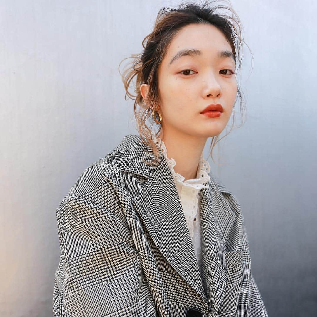 野々口祐子のインスタグラム：「ジャケット×フリルシャツ×春アレンジ #syan_tokyo #nono_hair #nono_make #mm6 #HM」
