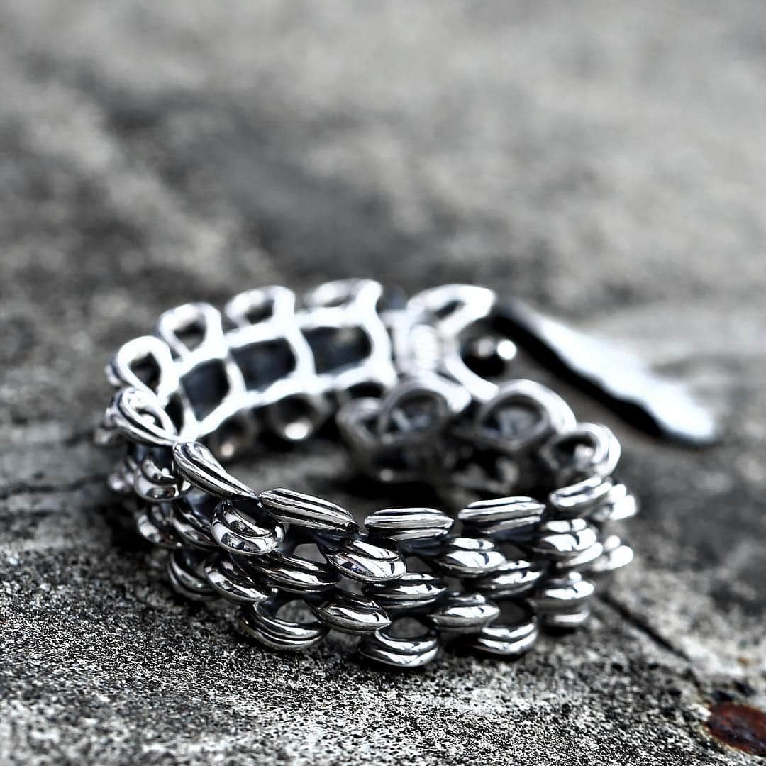 ブラッディマリーさんのインスタグラム写真 - (ブラッディマリーInstagram)「Bracelet : Double invisible joint ¥102.600-(tax in) ・ ・ ・ #bloodymaryjewelry #bloodymary #dragon #jewelrydesign #silver #pendant #ブラッディマリー #fashion #japan #シルバーアクセサリー#accessories #accessory #jewelry #bracelet #born #silverbracelet」3月31日 14時42分 - bloody_mary_official