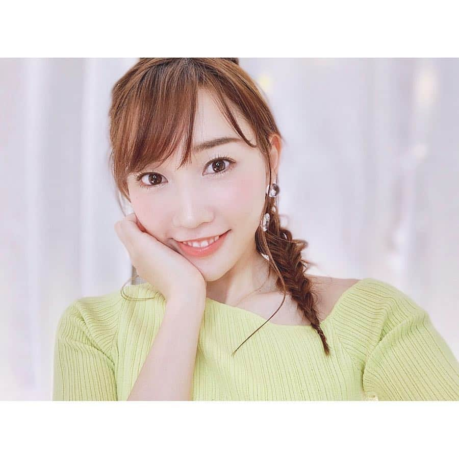 梶恵理子さんのインスタグラム写真 - (梶恵理子Instagram)「昨日YouTubeにupした 「お花見🌸好印象メイク」 好評でなにより😻💓💓 . . 甘すぎない春メイクを意識して あえてピンクを使わない パステルメイク💄 ライムイエローの洋服に合わせて 今年の流行色のミントグリーンを合わせてみました✨👌🏻 . 新生活に向けて#好印象メイク の リクエストも多かったので ぜひ参考にしていただけると嬉しいです😃💕 . . それにしても今日は絶好のお花見日和だ！🌸 (そんな予定はないけれど) . . #かじえり#かじえりメイク#YouTube#デパコス#お花見メイク#お花見#春メイク#春コスメ」3月31日 14時43分 - kajierimakeup