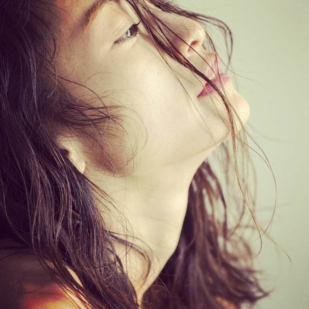西山茉希さんのインスタグラム写真 - (西山茉希Instagram)「女とゆう生き物は きっと一生悩み続ける。  選択肢が いっぱいなんだもの。  #抱いて終わるか叶えて終えるか #全部自分次第なんだもの  一度きりなら、 試したもん勝ちじゃないかなぁ。  #今年髪型を変えよう #今決めた  平成最後の決断。」3月31日 14時35分 - maki.nshiyama50