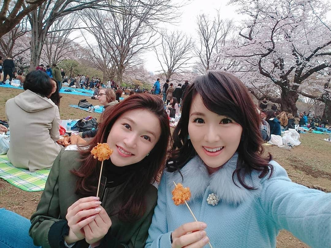 谷中麻里衣さんのインスタグラム写真 - (谷中麻里衣Instagram)「Picnic under the cherry blossoms 🌸 . お花見💓 ミス日本のこたちと✨ . まさに花冷えだったので、春らしさより防寒を優先してもこもこで参戦しました☺️ . #桜 #お花見 #代々木公園 #ピクニック #ミス日本」3月31日 14時38分 - marieyanaka