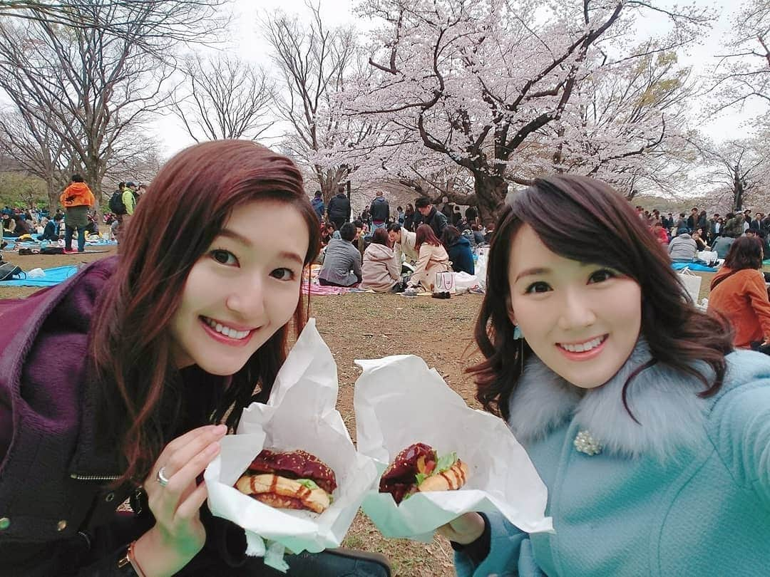 谷中麻里衣さんのインスタグラム写真 - (谷中麻里衣Instagram)「Picnic under the cherry blossoms 🌸 . お花見💓 ミス日本のこたちと✨ . まさに花冷えだったので、春らしさより防寒を優先してもこもこで参戦しました☺️ . #桜 #お花見 #代々木公園 #ピクニック #ミス日本」3月31日 14時38分 - marieyanaka