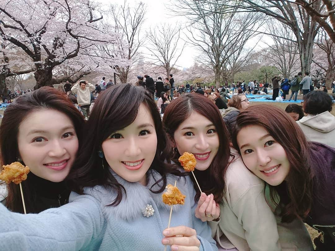 谷中麻里衣さんのインスタグラム写真 - (谷中麻里衣Instagram)「Picnic under the cherry blossoms 🌸 . お花見💓 ミス日本のこたちと✨ . まさに花冷えだったので、春らしさより防寒を優先してもこもこで参戦しました☺️ . #桜 #お花見 #代々木公園 #ピクニック #ミス日本」3月31日 14時38分 - marieyanaka