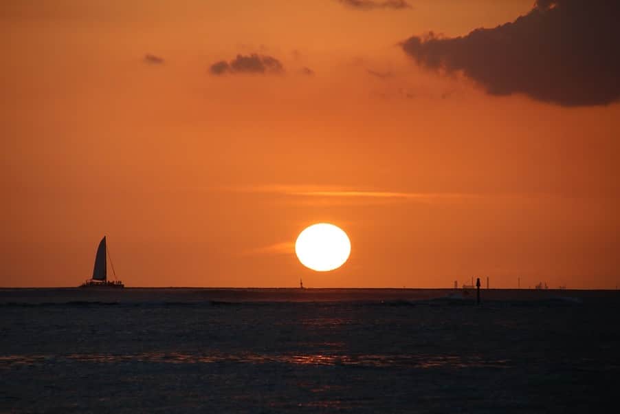 坂元美香さんのインスタグラム写真 - (坂元美香Instagram)「sunset today! 2019/03/30 . 久々にｷﾀ ━━━ヽ(´ω`)ﾉ ━━━!! 水平線に沈む夕日🤩 . #sunsetphotobymikasakamoto #sunset #hawaii #sunsetlovers #sunsethunter #ハワイ #夕陽 #夕日 #イマソラ」3月31日 14時40分 - mika_saka