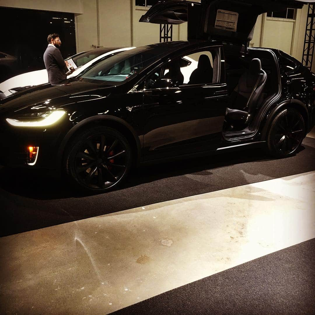 ジミー・ジャムさんのインスタグラム写真 - (ジミー・ジャムInstagram)「Happy 1 yr Anniversary to my @teslamotors Model X. I took delivery one year ago today and It’s been a life changing car. When people ask how I like it my answer is “I’ll never drive another car”. The more accurate statement probably is “I won’t drive another “gasoline” car. A 6 passenger SUV that goes 0-60 in 2.8 secs and drives itself? 👏🏾👏🏾👏🏾 Thanks to @maximillianharris for curating the soundtrack for our first ride and thanks to @lisajamharris @tylerjharris and @bellabharris for allowing my “electric” to share the driveway with your lovely autos😎 #tesla #teslamodelx #mercedes #amg #rangerover #eddiehazel #funkadelic #maxharris #bellaharris #tylerharris #lisaharris」3月31日 14時43分 - flytetymejam