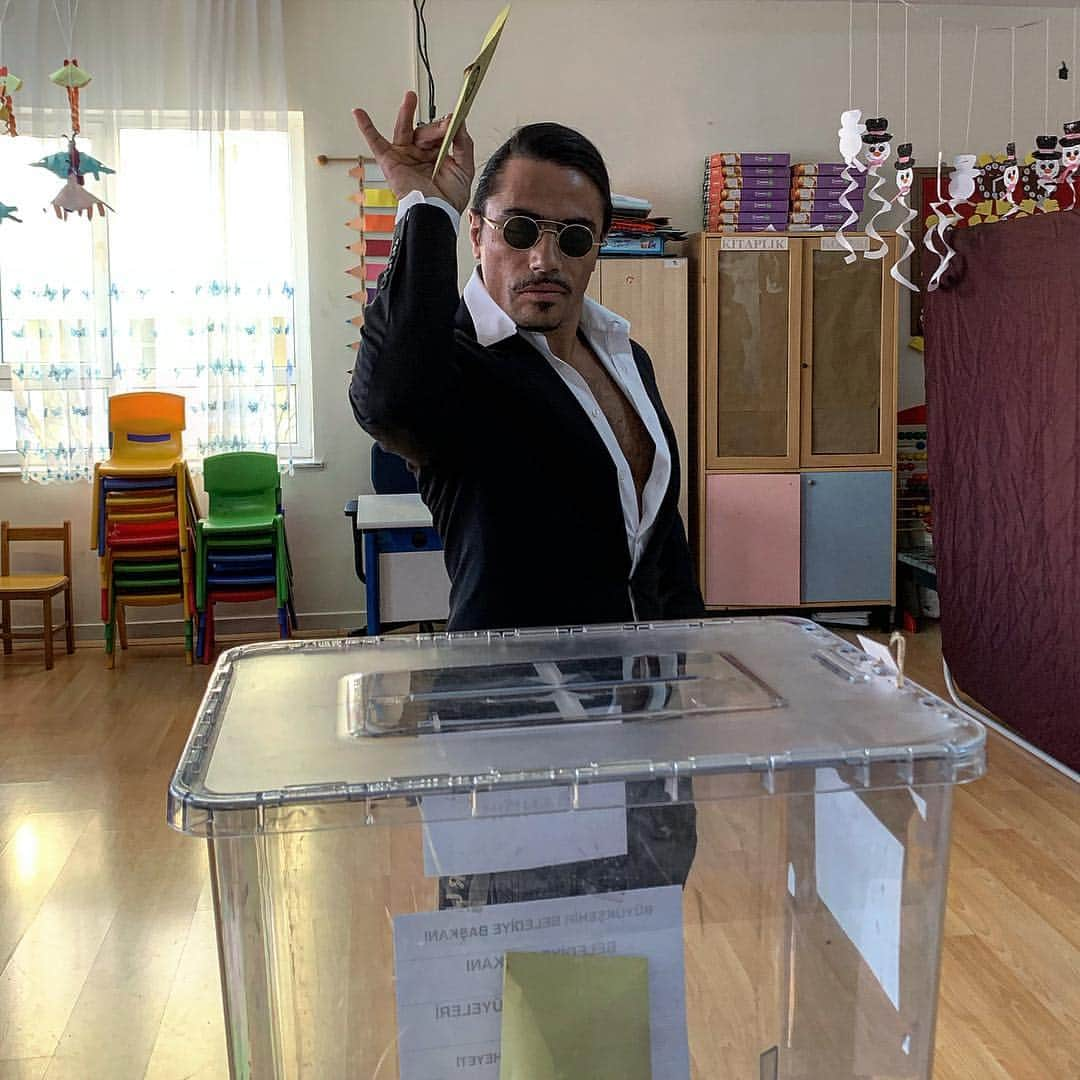 Saltbae（ヌスラット・ガネーシュ）さんのインスタグラム写真 - (Saltbae（ヌスラット・ガネーシュ）Instagram)「Election 🗳 Türkiye için hayırlı olsun dedi #saltbae #saltlife #salt」3月31日 14時49分 - nusr_et